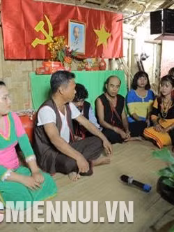 Đám cưới diễn ra ở nhà trai. Ảnh: Nam Sương