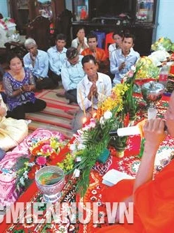 Chư tăng thực hiện nghi thức tụng kinh chúc phúc cho cô dâu, chú rể.