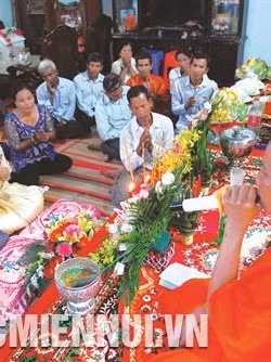 Chư tăng thực hiện nghi thức tụng kinh chúc phúc cho cô dâu, chú rể.