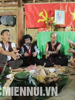 Lễ cúng tổ tiên, một trong những nghi thức quan trọng trong đám cưới của người Raglai thường được tổ chức tại nhà cô dâu. Ảnh: Nam Sương