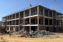 Khắc phục khó khăn, đẩy nhanh tiến độ xây dựng trường học tại vùng biên