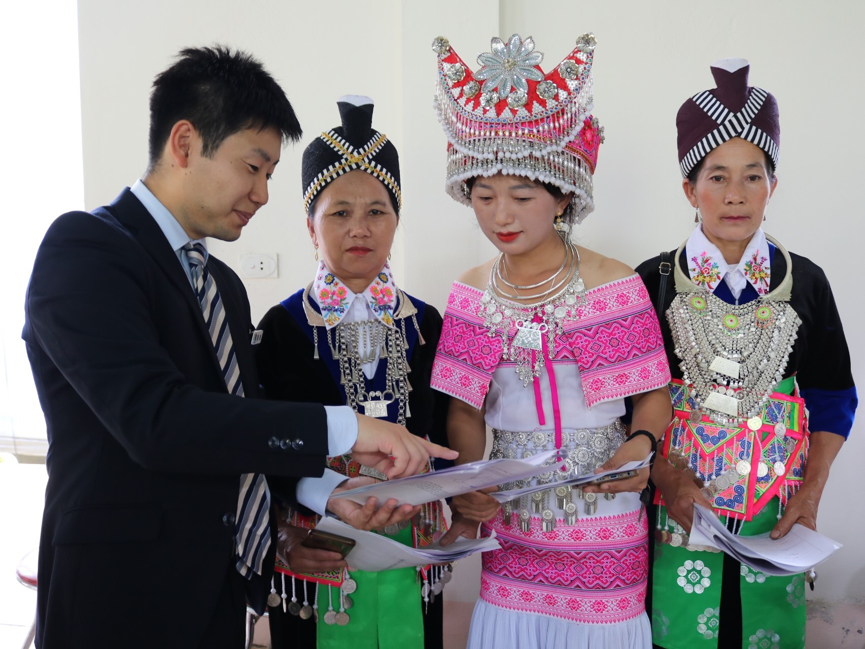 Chuyên gia Nhật Bản chia sẻ kiến thức liên quan đến kỹ thuật trồng tỏi tới người dân địa phương 3.jpg