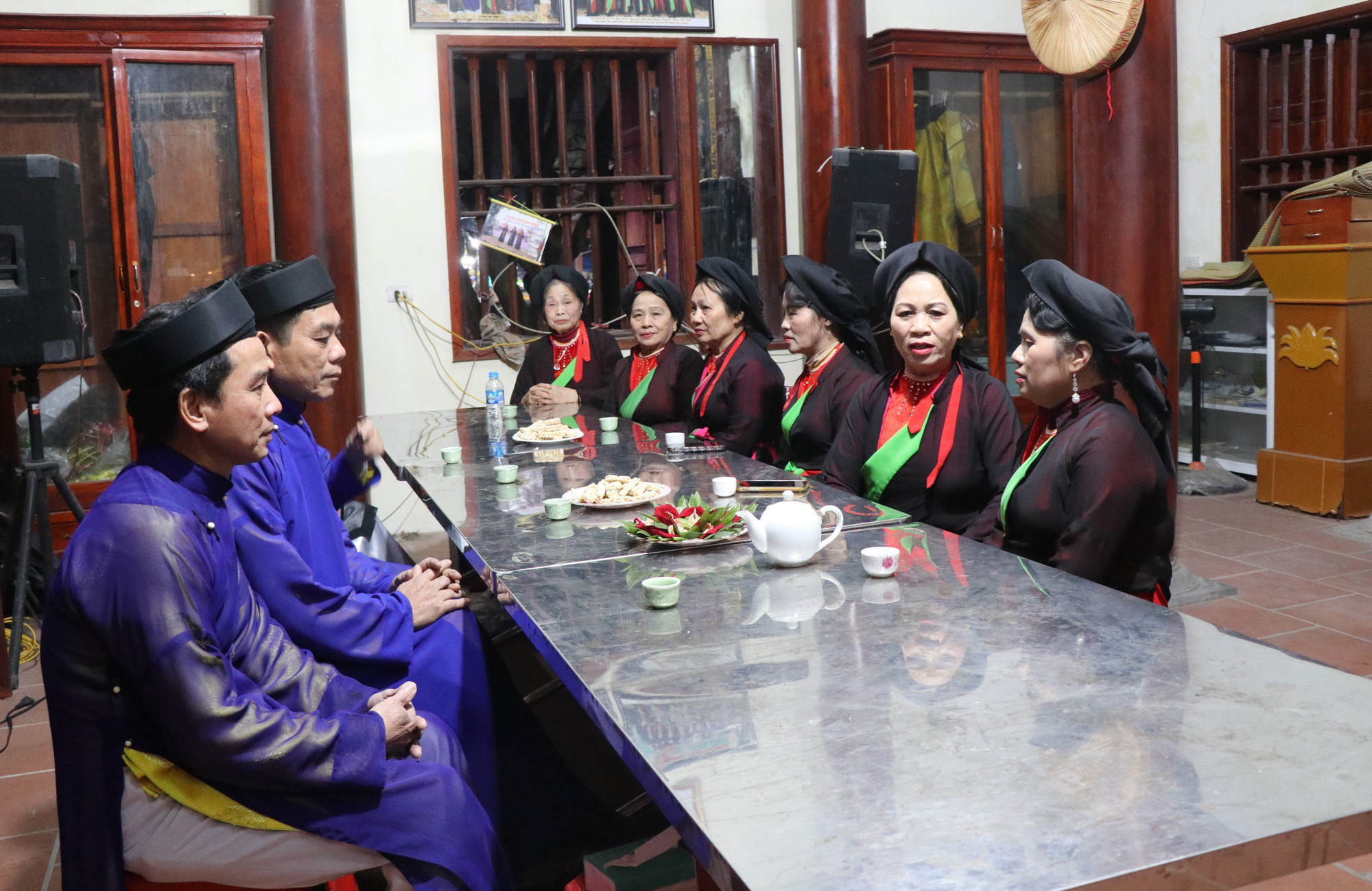Câu lạc bộ Quan họ thôn Lũng Giang, thị trấn Lim, huyện Tiên Du, tỉnh Bắc Ninh trong một buổi hát canh. Ảnh: Thanh Thương - TTXVN potal-hat-canh-net-dep-van-hoa-quan-ho-dau-xuan-7848604.jpg
