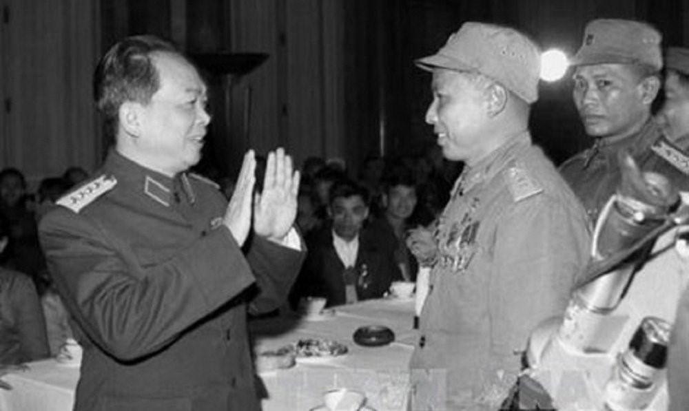 Đại tướng Võ Nguyên Giáp nói chuyện thân mật với Đại tá, Anh hùng phi công Lâm Văn Lích tại Đại hội Anh hùng, Chiến sĩ thi đua chống Mỹ, cứu nước, tháng 1/1967. Trong lần xuất kích trận đầu tiên trên bầu trời Hòa Bình vào đêm 3/2/1966 với máy bay chiến đấu MiG-17, chỉ trong chưa đầy 2 phút, Lâm Văn Lích đã lập kỳ tích bắn tan xác 2 máy bay AD-6 của Mỹ. Với chiến công tiêu biểu, phi thường đó, ngày 1/1/1967, Chủ tịch Hồ Chí Minh đã trao tặng danh hiệu Anh hùng Lực lượng Vũ trang nhân dân cho phi công Lâm Văn Lích. Ảnh: TTXVN potal-70-nam-ngay-truyen-thong-khong-quan-nhan-dan-viet-nam-331955-332025-vi-su-nghiep-bao-ve-bau-troi-to-quoc-7875109.jpg