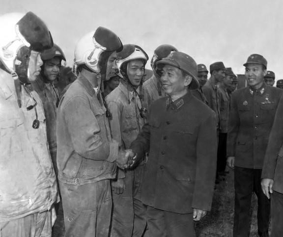 Đại tướng Võ Nguyên Giáp đến thăm, chúc Tết cán bộ, chiến sĩ Trung đoàn 921-Đoàn Không quân Sao Đỏ nhân dịp Tết Nguyên đán Ất Mão (tháng 1/1975). Ảnh: Vũ Tạo - TTXVN potal-70-nam-ngay-truyen-thong-khong-quan-nhan-dan-viet-nam-331955-332025-vi-su-nghiep-bao-ve-bau-troi-to-quoc-7875140.jpg
