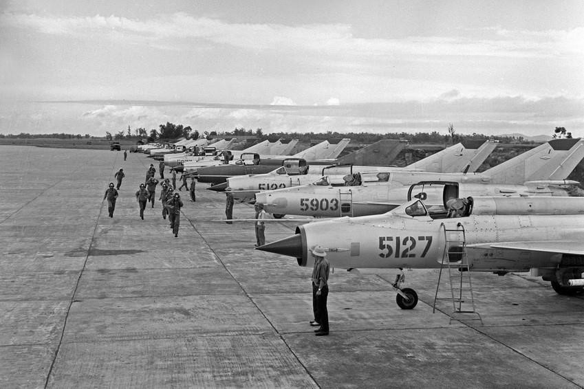 Máy bay chiến đấu MiG-21 của Trung đoàn 921-Đoàn không quân Sao Đỏ sẵn sàng xuất kích tiêu diệt địch trong đợt Mỹ đánh phá miền Bắc lần thứ nhất (1967). Ảnh: TTXVN potal-70-nam-ngay-truyen-thong-khong-quan-nhan-dan-viet-nam-331955-332025-vi-su-nghiep-bao-ve-bau-troi-to-quoc-7875126.jpg
