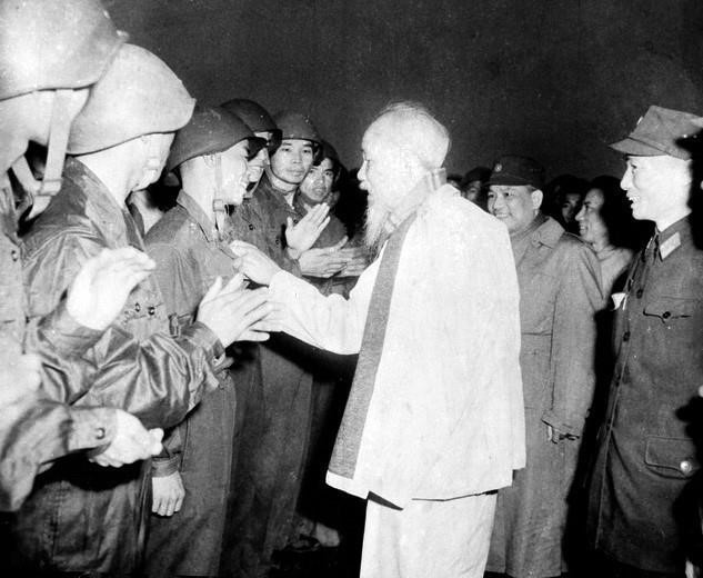 Chủ tịch Hồ Chí Minh đến thăm và chúc Tết cán bộ, chiến sĩ Trung đoàn 921-Đoàn Không quân Sao Đỏ nhân dịp Tết nguyên đán Đinh Mùi (9/2/1967). Ảnh: TTXVN potal-70-nam-ngay-truyen-thong-khong-quan-nhan-dan-viet-nam-331955-332025-vi-su-nghiep-bao-ve-bau-troi-to-quoc-7875112.jpg