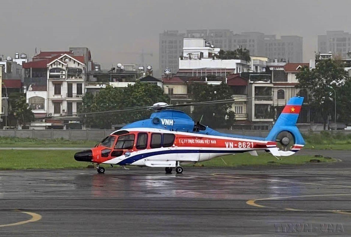 Máy bay trực thăng của Công ty Trực thăng miền Bắc, Binh đoàn 18 (Bộ Quốc phòng) tham gia công tác cứu hộ, cứu nạn người dân vùng lũ tại tỉnh Yên Bái và Cao Bằng (11/09/2024). Ảnh: TTXVN phát potal-70-nam-ngay-truyen-thong-khong-quan-nhan-dan-viet-nam-331955-332025-vi-su-nghiep-bao-ve-bau-troi-to-quoc-7875215.jpg