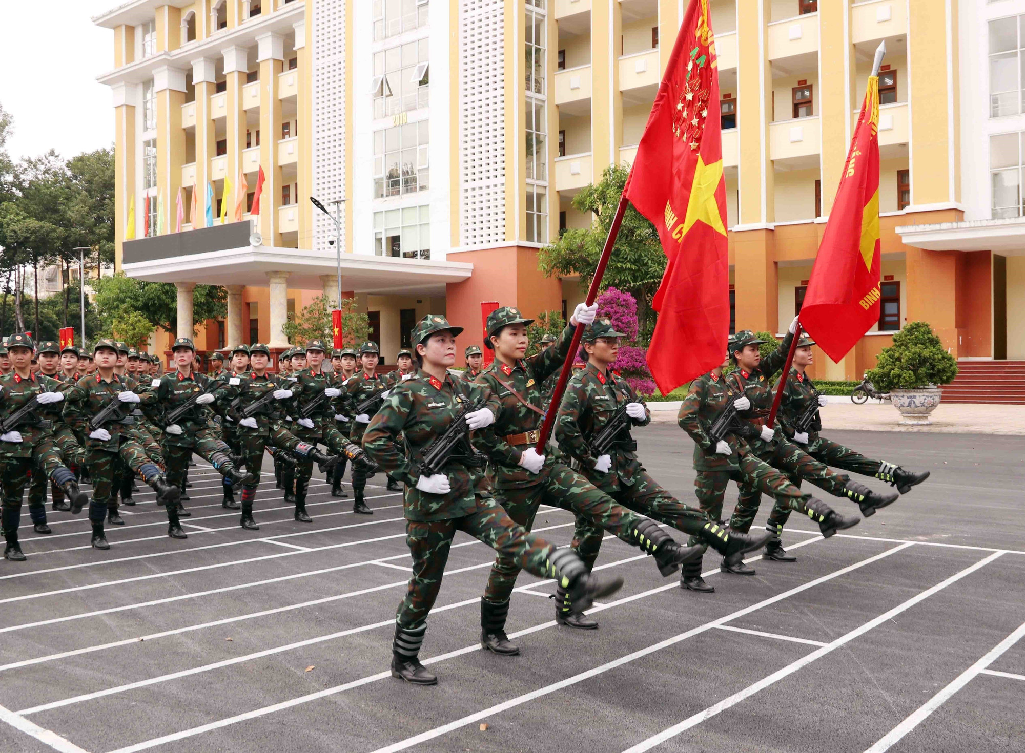 Đội hình đi nghiêm Nữ Chiến sĩ Biệt động Sài Gòn sẽ tham gia lễ diễu binh, diễu hành kỷ niệm 50 năm Ngày Giải phóng miền Nam - Thống nhất đất nước. Ảnh: Xuân Khu-TTXVN potal-50-nam-thong-nhat-dat-nuoc-nhung-bong-hong-doi-nang-thang-mua-luyen-tap-cho-le-duyet-binh-7888930.jpg