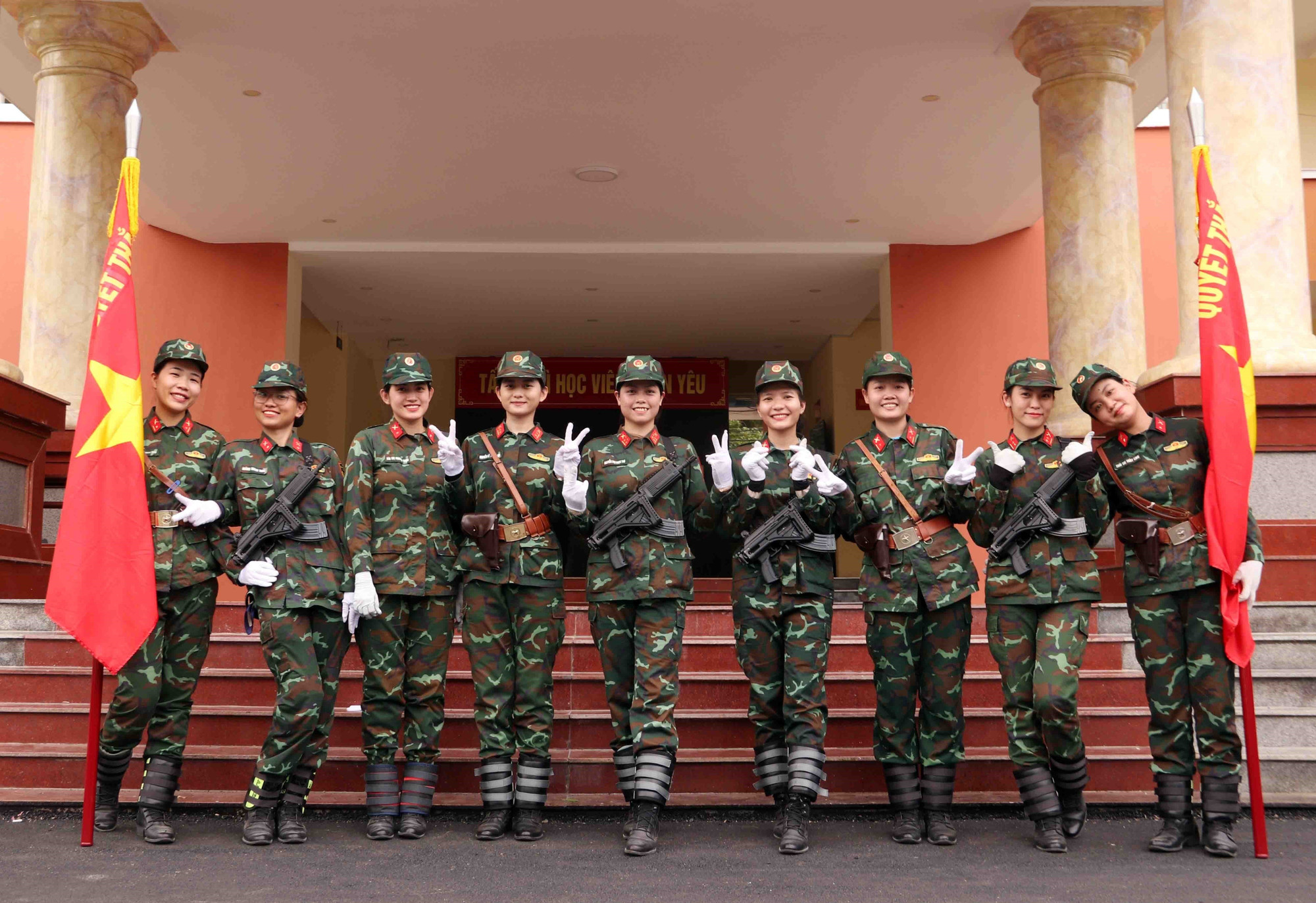 Nhóm Quân kỳ đội A50 Nữ Chiến sĩ Biệt động Sài Gòn trong lúc giải lao giữa giờ luyện tập. Ảnh: Xuân Khu-TTXVN potal-50-nam-thong-nhat-dat-nuoc-nhung-bong-hong-doi-nang-thang-mua-luyen-tap-cho-le-duyet-binh-7888926.jpg