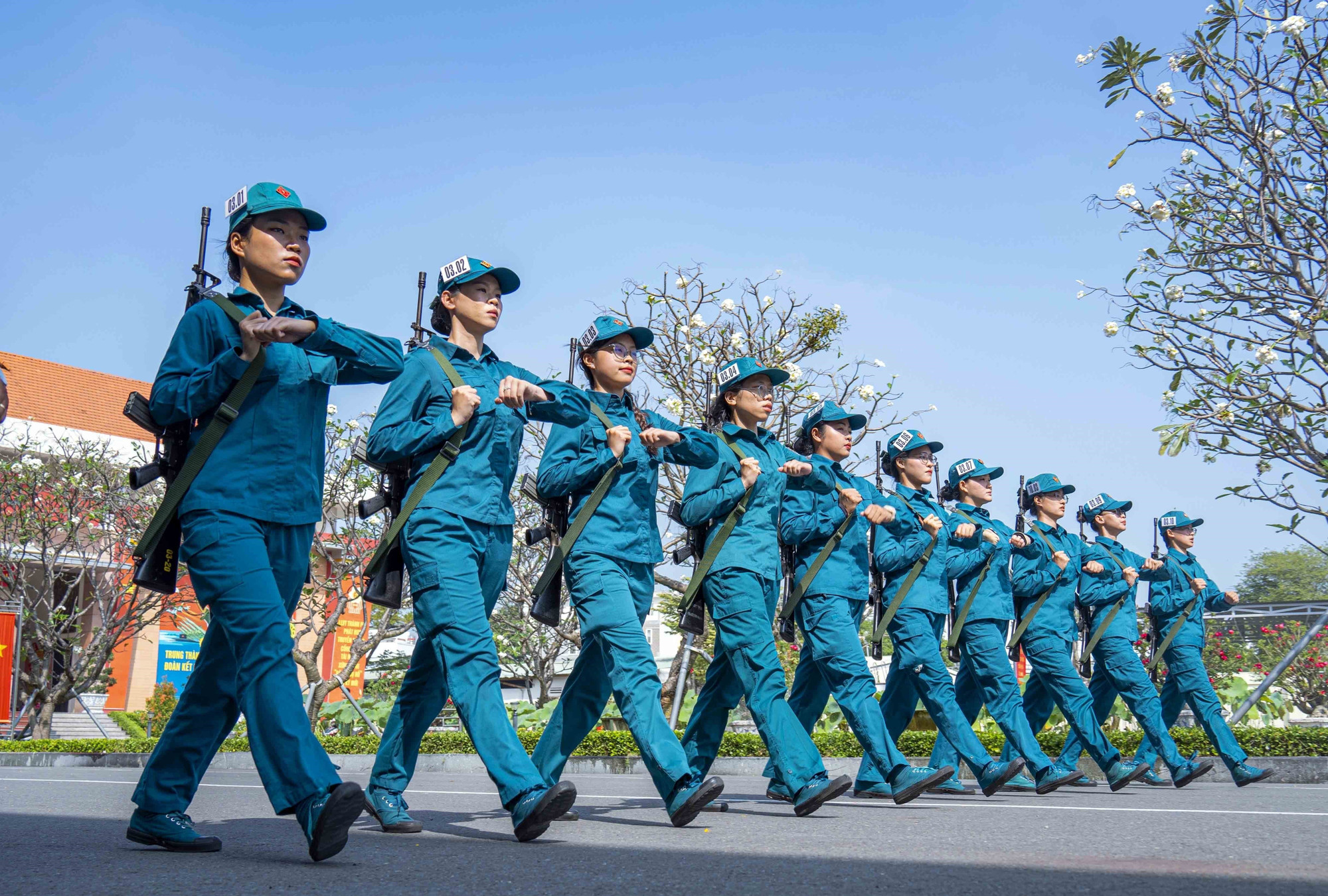 Các nữ chiến sĩ Lực lượng vũ trang Thành phố Hồ Chí Minh tham gia đội hình Nữ Du kích miền Nam luyện tập đội hình đi đều. Ảnh: Xuân Khu-TTXVN potal-50-nam-thong-nhat-dat-nuoc-nhung-bong-hong-doi-nang-thang-mua-luyen-tap-cho-le-duyet-binh-7888892.jpg