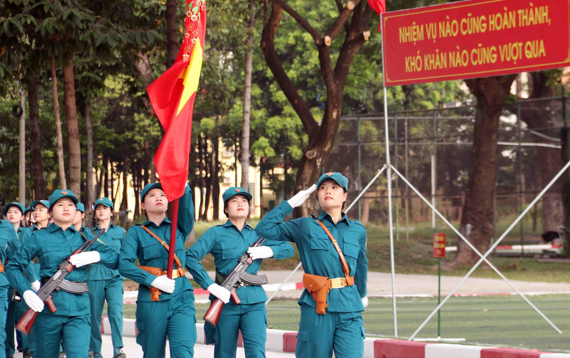 Đội hình đi đều Đội nữ Du kích miền Nam tại lễ hợp luyện toàn quân. Ảnh: Xuân Khu-TTXVN potal-50-nam-thong-nhat-dat-nuoc-nhung-bong-hong-doi-nang-thang-mua-luyen-tap-cho-le-duyet-binh-7888898.jpg