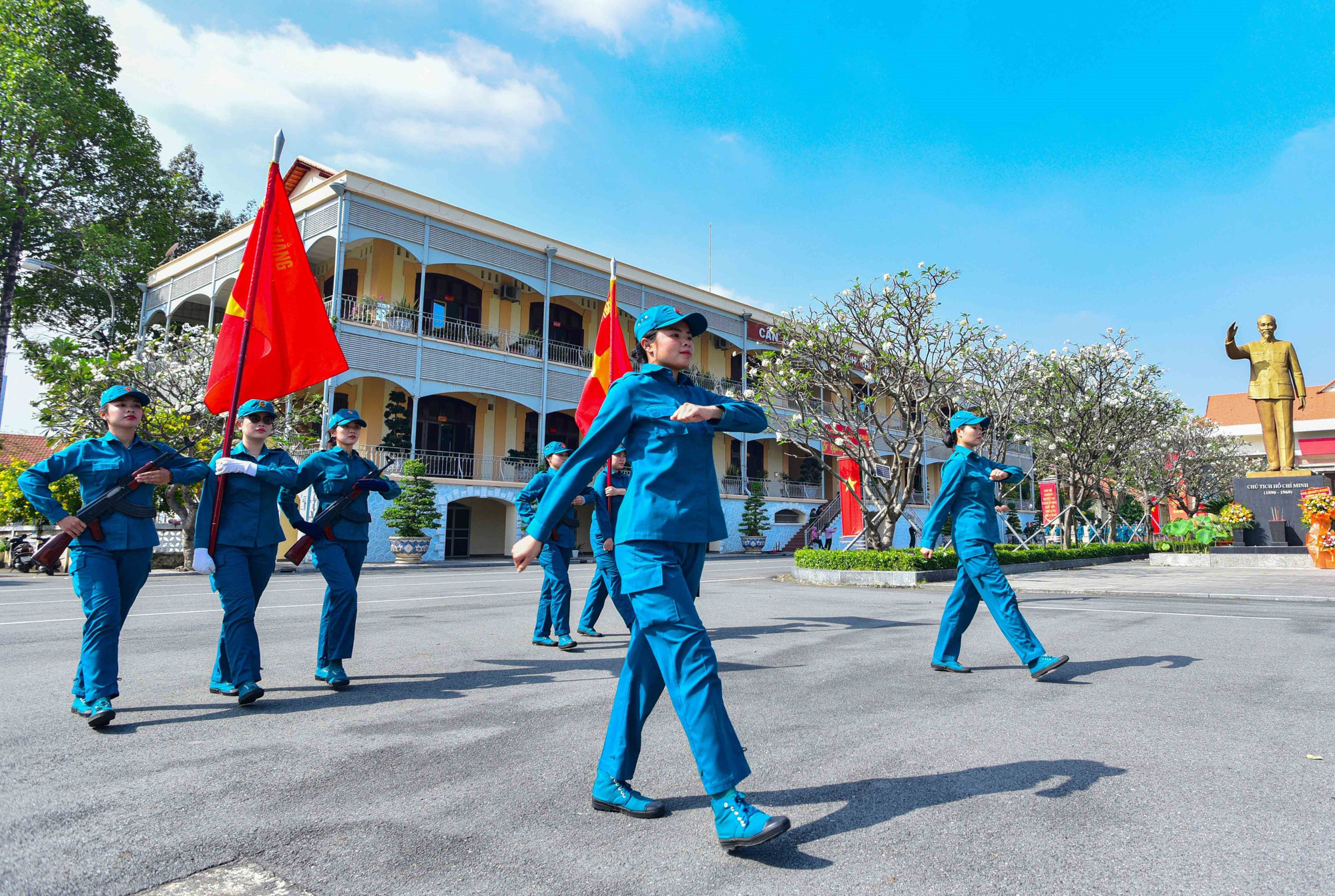 Đội hình Nữ Du kích miền Nam hăng say luyện tập. Ảnh: Xuân Khu-TTXVN potal-50-nam-thong-nhat-dat-nuoc-nhung-bong-hong-doi-nang-thang-mua-luyen-tap-cho-le-duyet-binh-7888896.jpg