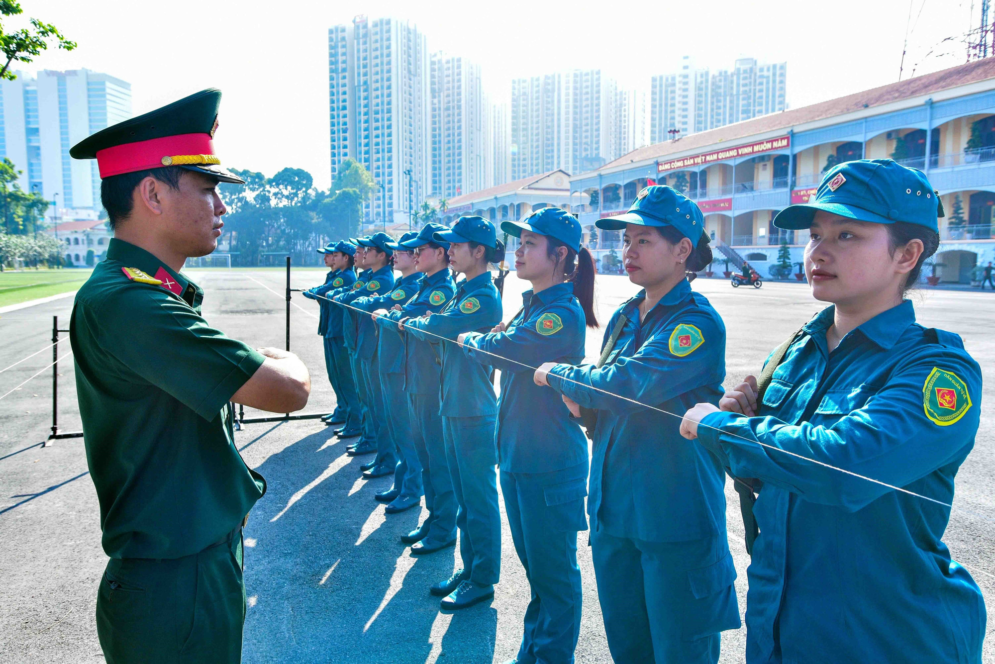 Tập ke tay bằng dây của đội hình Nữ Du kích miền Nam. Ảnh: Xuân Khu-TTXVN potal-50-nam-thong-nhat-dat-nuoc-nhung-bong-hong-doi-nang-thang-mua-luyen-tap-cho-le-duyet-binh-7888897.jpg