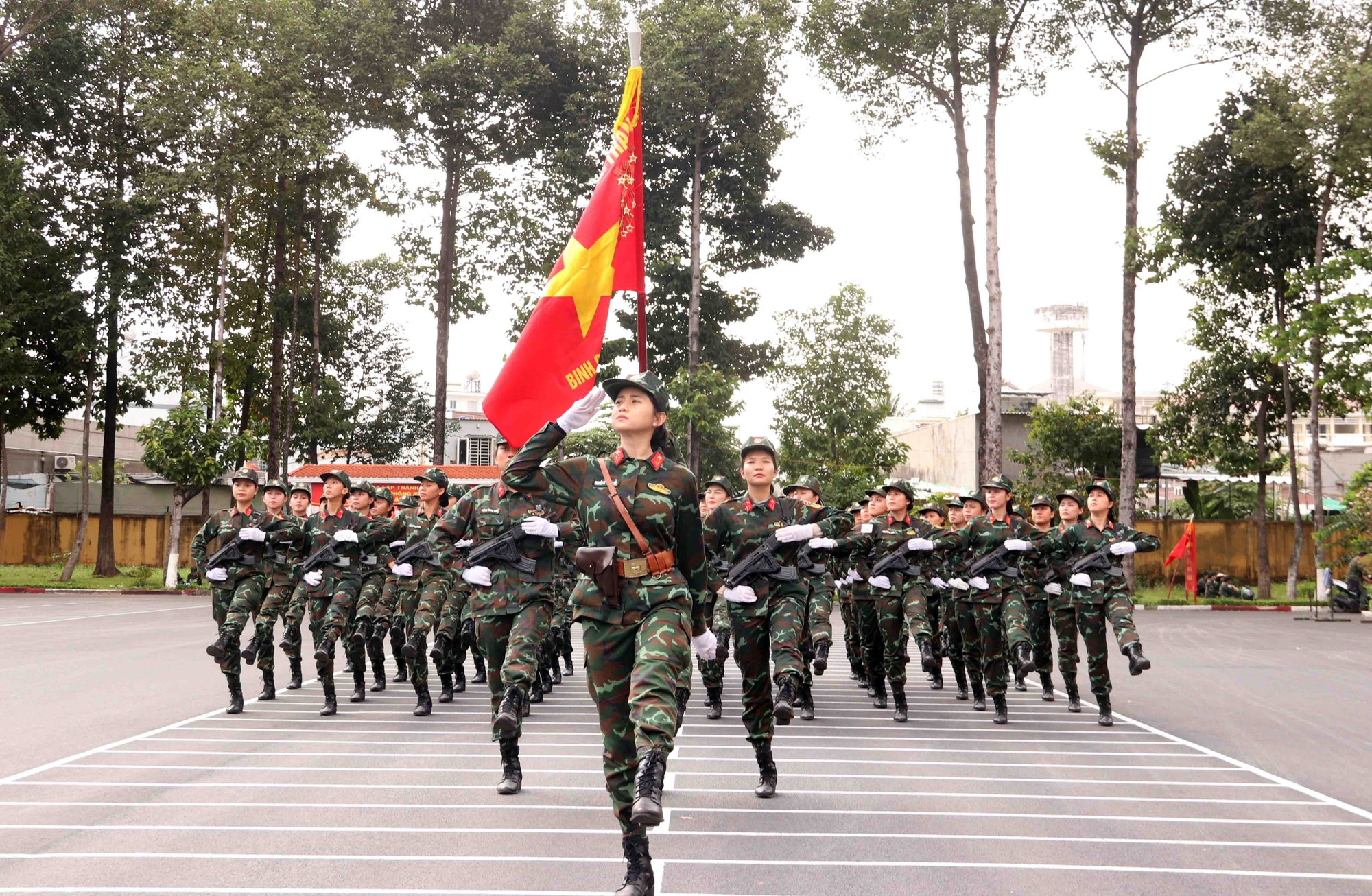Đội hình đi nghiêm Nữ Chiến sĩ Biệt động luyện tập cho lễ diễu binh, diễu hành kỷ niệm 50 năm Ngày Giải phóng miền Nam, thống nhất đất nước. Ảnh: Xuân Khu-TTXVN potal-50-nam-thong-nhat-dat-nuoc-nhung-bong-hong-doi-nang-thang-mua-luyen-tap-cho-le-duyet-binh-7889034.jpg