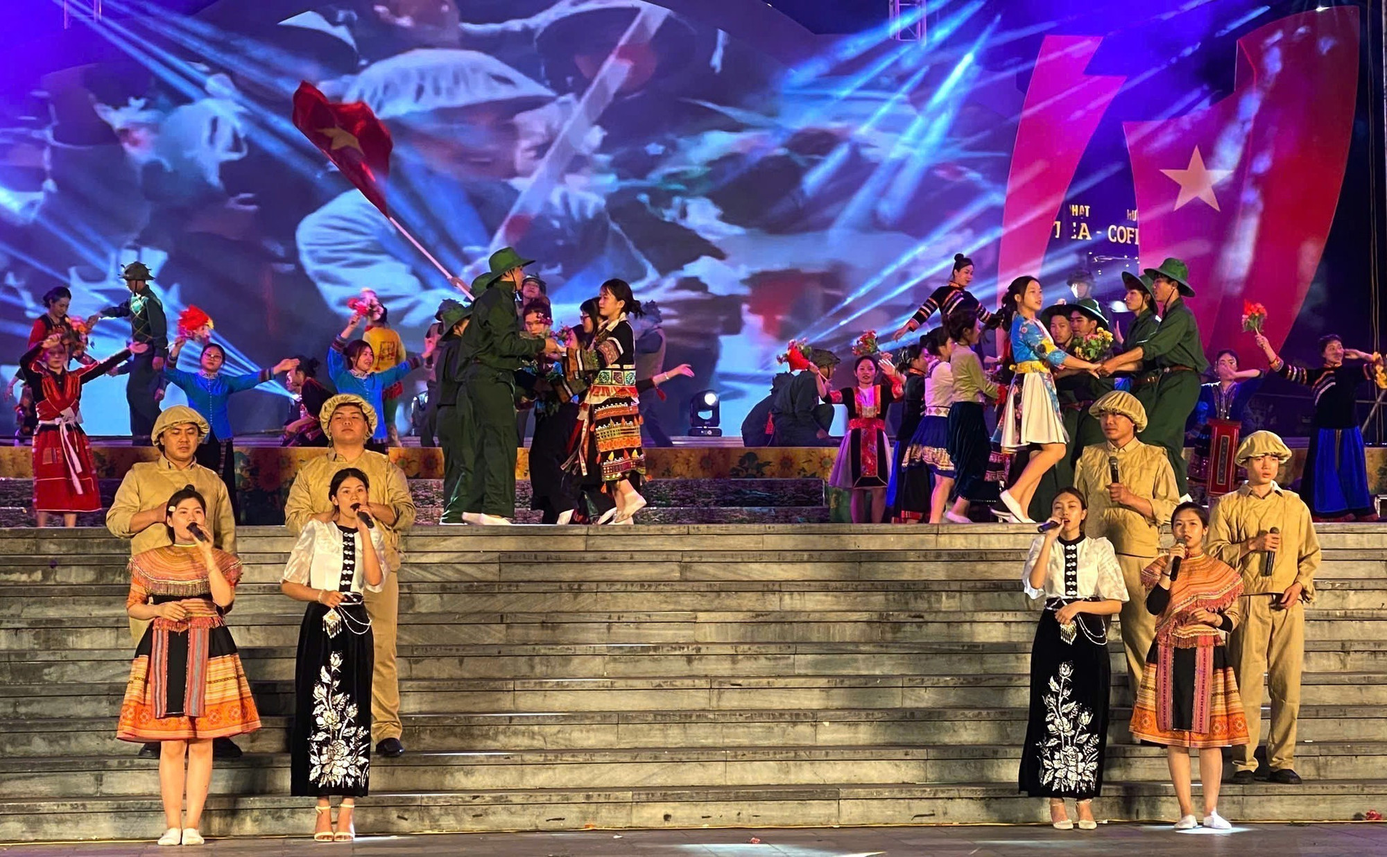 Chương trình nghệ thuật “50 năm vang mãi bản hùng ca”. Chương trình nghệ thuật là lời tri ân sâu sắc gửi tới những thế hệ cha ông đã chiến đấu, hy sinh vì nền độc lập, tự do của Tổ quốc, đồng thời khơi dậy niềm tự hào dân tộc và hun đúc tinh thần yêu nước trong mỗi người dân Việt Nam hôm nay và mai sau. Ảnh: Minh Tâm-TTXVN potal-50-nam-vang-mai-ban-hung-ca-khuc-trang-ca-bat-diet-cua-dan-toc-7997905.jpg