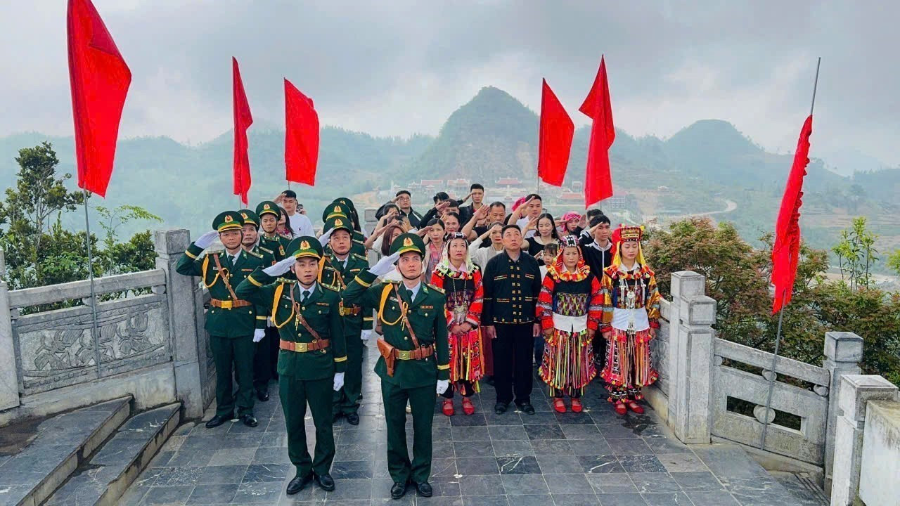 Lễ thượng cờ tại Cột cờ Quốc gia Lũng Cú. Ảnh: Văn Trung-TTXVN phát potal-le-thuong-co-tai-cot-co-quoc-gia-lung-cu-trong-ngay-thong-nhat-dat-nuoc-8005379.jpg