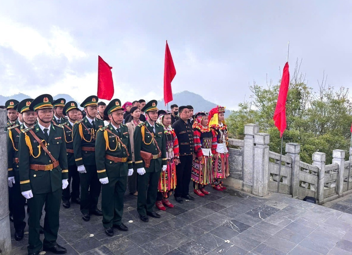 Lễ thượng cờ tại Cột cờ Quốc gia Lũng Cú. Ảnh: Văn Trung-TTXVN phát potal-le-thuong-co-tai-cot-co-quoc-gia-lung-cu-trong-ngay-thong-nhat-dat-nuoc-8005381.jpg