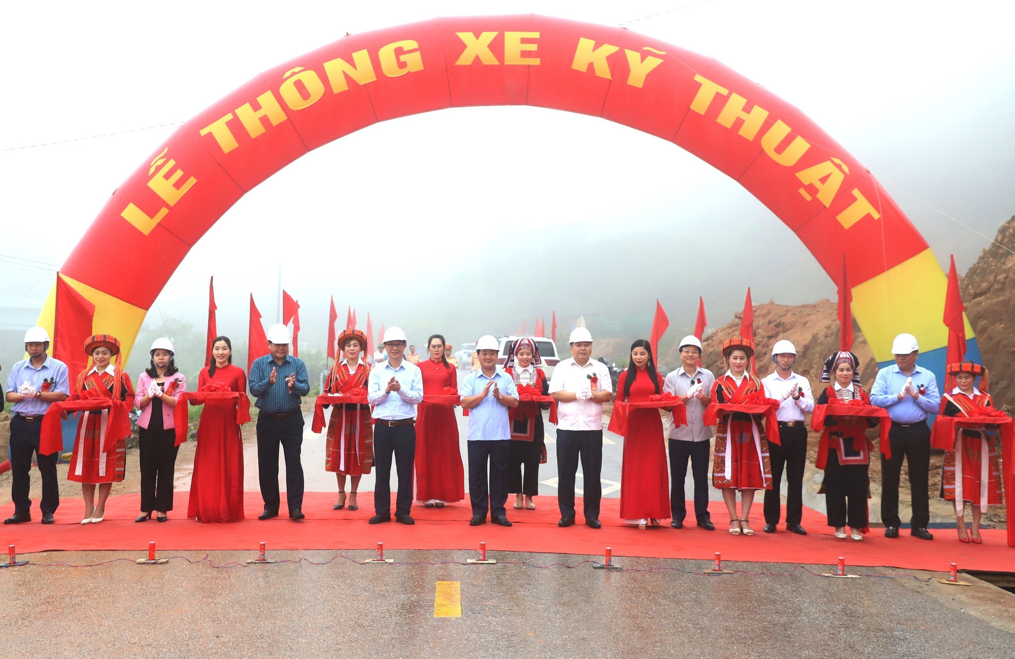 Bí thư Tỉnh ủy Hà Giang Hầu A Lềnh và các đồng chí lãnh đạo tỉnh cắt băng thông xe kỹ thuật công trình ĐT.177 giai đoạn I - một công trình trọng điểm mang nhiều ý nghĩa to lớn đối với sự phát triển của tỉnh và đời sống bà con nhân dân vùng cao.. Ảnh: Kim Tiến/TTXVN phát potal-le-thong-xe-ky-thuat-cong-trinh-cai-tao-nang-cap-duong-bac-quang-xin-man-giai-doan-i-7997042.jpg