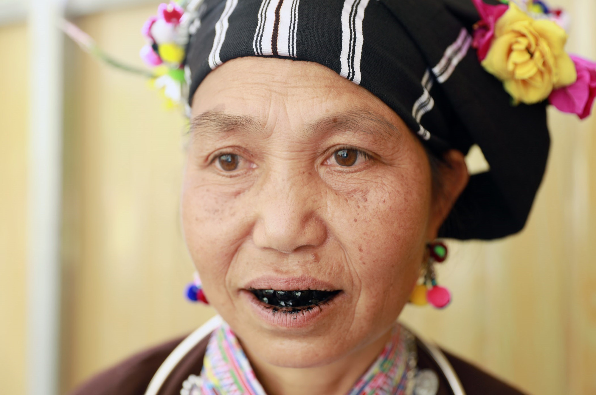 Nhuộm răng mỗi ngày sau bữa ăn tối hằng ngày sẽ cho hàm răng chắc, khỏe, đen bóng và ngăn ngừa sâu răng vừa tạo ra nét đẹp riêng của phụ nữ dân tộc Lự. Ảnh: Quý Trung – TTXVN potal-tuc-nhuom-rang-den-net-van-hoa-dac-sac-cua-phu-nu-dan-toc-lu-o-lai-chau-8006122.jpg