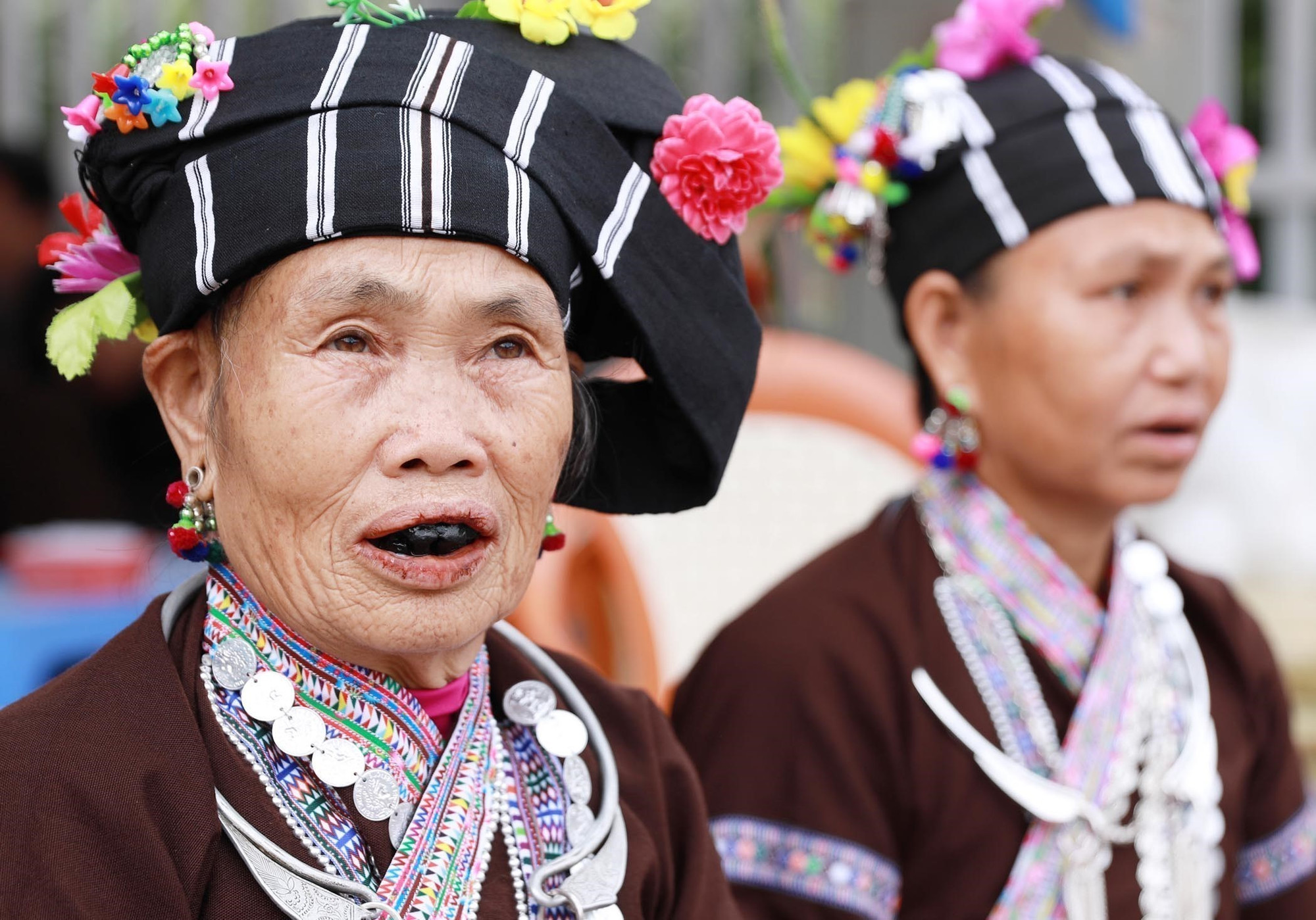 Để có hàm răng đen bóng và chắc khỏe, phụ nữ dân tộc Lự ở Lai Châu luôn chăm chỉ chịu khó nhuộm mỗi ngày một lần sau bữa cơm tối. Ảnh: Quý Trung – TTXVN potal-tuc-nhuom-rang-den-net-van-hoa-dac-sac-cua-phu-nu-dan-toc-lu-o-lai-chau-8006118.jpg