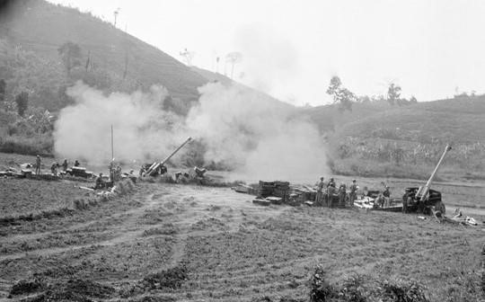 Chiến sĩ Đoàn 368 pháo binh tỉnh Hoàng Liên Sơn dội bão lửa trừng trị quân địch, ngày 10/3/1979. Ảnh: Phùng Triệu - TTXVN potal-46-nam-cuoc-chien-dau-bao-ve-bien-gioi-phia-bac-cuoc-chien-dau-chinh-nghia-cua-dan-toc-viet-nam-7858845.jpg