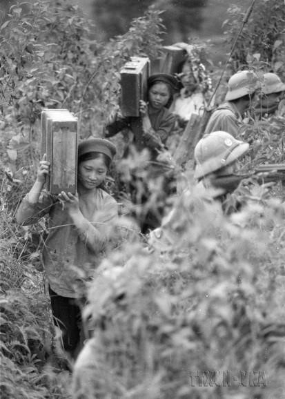 Chi đoàn thanh niên huyện Lộc Bình (Lạng Sơn) vận chuyển đạn lên chốt, góp phần cùng bộ đội đánh trả các đợt lấn chiếm của địch. Ảnh: Đình Trân - TTXVN potal-46-nam-cuoc-chien-dau-bao-ve-bien-gioi-phia-bac-cuoc-chien-dau-chinh-nghia-cua-dan-toc-viet-nam-7858838.jpg