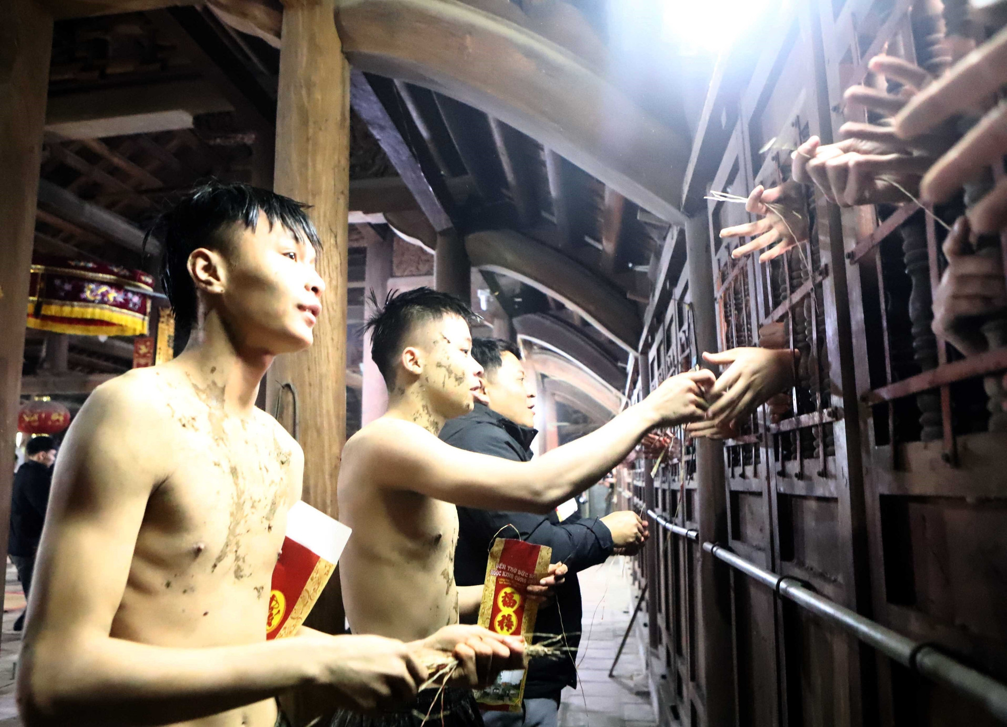 Các "Bụt" "tản chiếu phát lộc" cho mọi người, thay cho việc "cướp chiếu" như trước kia. Ảnh: Hoàng Hùng - TTXVN potal-doc-la-le-hoi-duc-but-cuop-chieu-cau-may-o-vinh-phuc-7841417.jpg