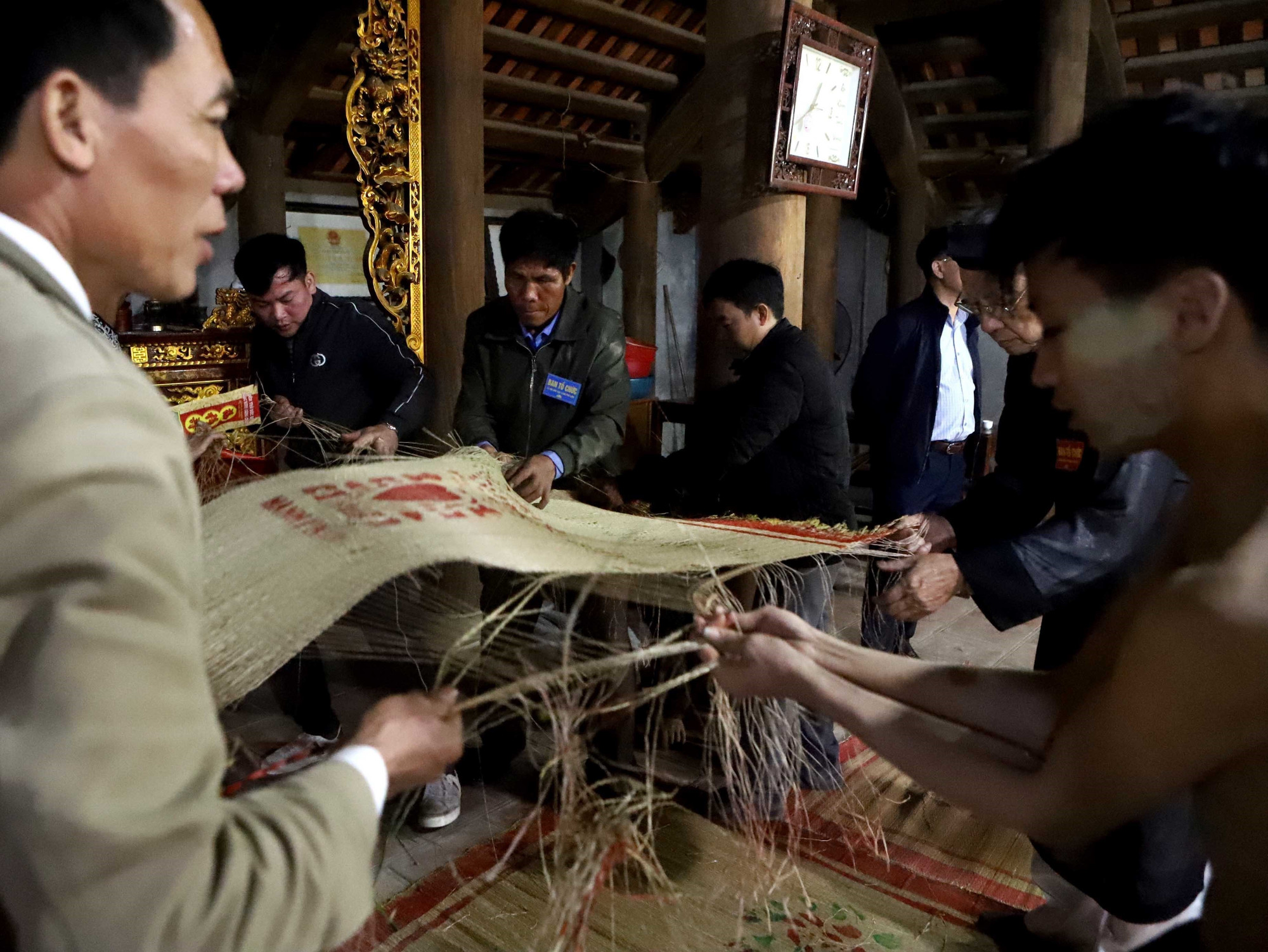 3 chiếc "chiếu Thánh" sẽ được Ban tổ chức xé sợi để "tản chiếu phát lộc" cho mọi người tham dự lễ hội. Ảnh: Hoàng Hùng - TTXVN potal-doc-la-le-hoi-duc-but-cuop-chieu-cau-may-o-vinh-phuc-7841433.jpg