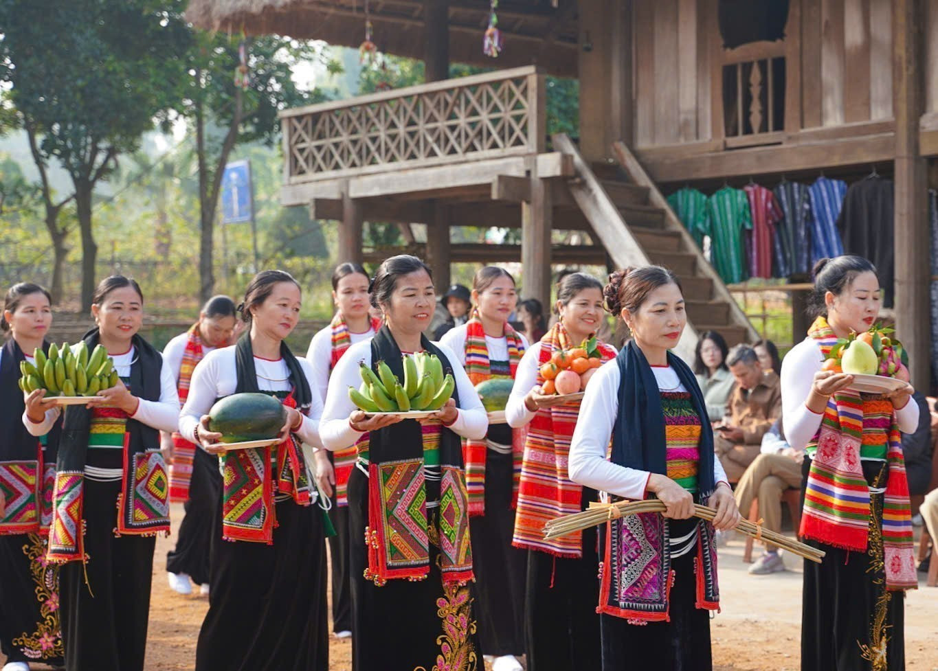 Lễ mừng cơm mới là một trong những lễ quan trọng và linh thiêng nhất của người Thái trong năm, nên người Thái chuẩn tập trung đầy đủ, cùng chung sức chuẩn bị cho buổi lễ. Ảnh: Khánh Hoà - TTXVN potal-le-mung-com-moi-cua-dong-bao-thai-tinh-thanh-hoa-7786098.jpg