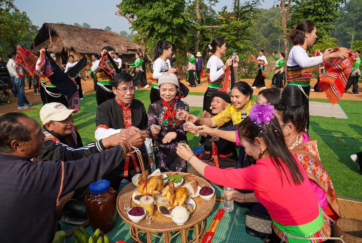Khi lễ mừng cơm mới kết thúc, người dân sẽ cùng nhau thưởng thức các món ăn từ gạo mới, thịt lợn và uống rượu cần. Ảnh: Khánh Hoà - TTXVN potal-le-mung-com-moi-cua-dong-bao-thai-tinh-thanh-hoa-7786102.jpg
