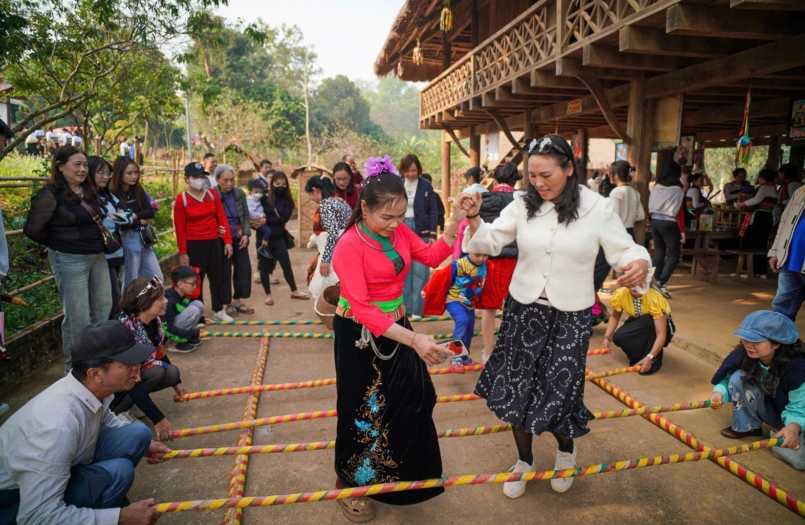 Khi nghi lễ kết thúc, các trò chơi dân gian như nhảy sạp, ném còn, kéo co được tổ chức, tạo nên không khí vui tươi, đầm ấm và gắn kết giữa các thành viên trong cộng đồng. Ảnh: Khánh Hoà - TTXVN potal-le-mung-com-moi-cua-dong-bao-thai-tinh-thanh-hoa-7786100.jpg