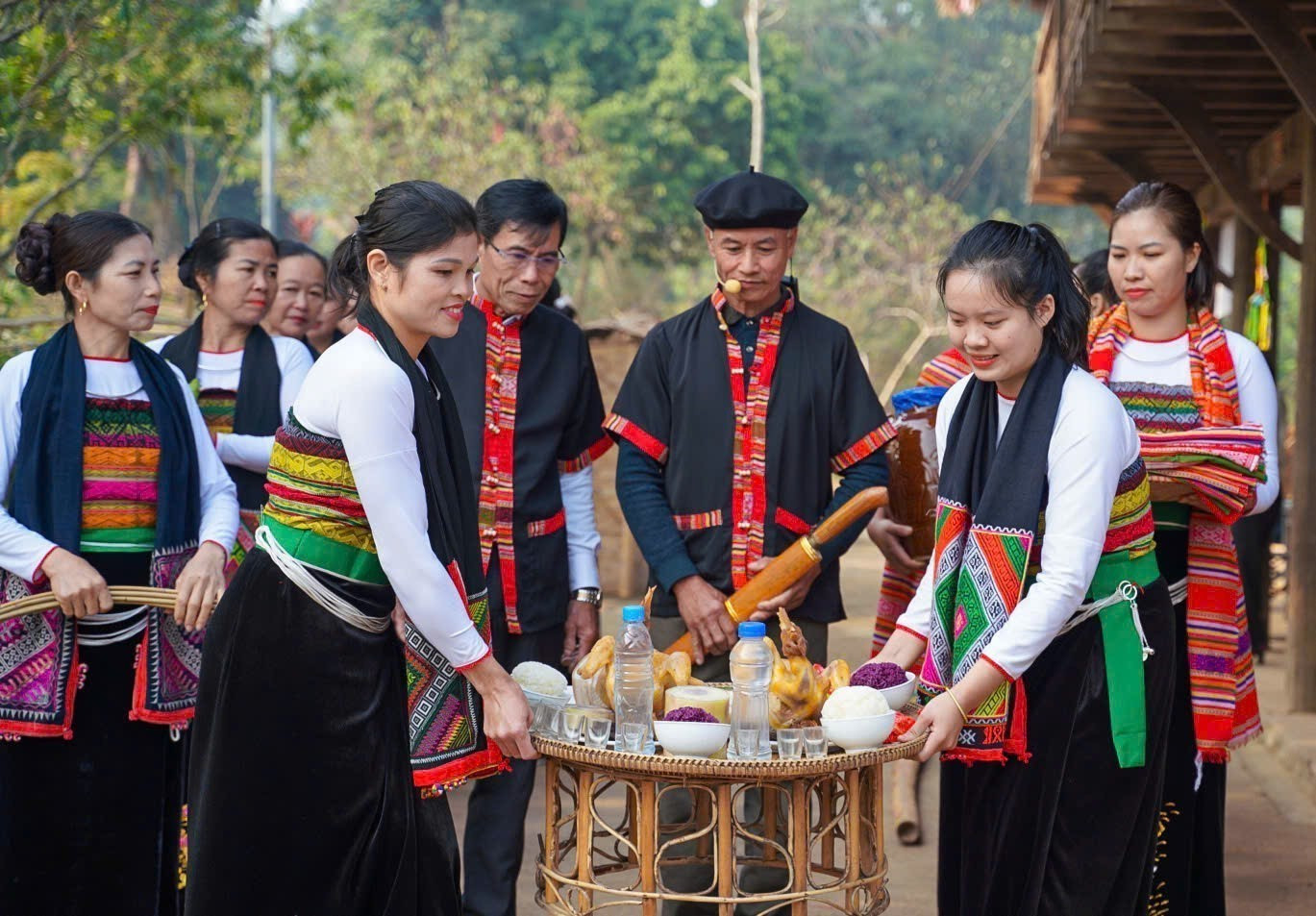Lễ mừng cơm mới là một trong những lễ quan trọng và linh thiêng nhất của người Thái trong năm, mọi người đã tập trung đầy đủ, mỗi người một tay chuẩn bị cho Lễ mừng cơm mới. Ảnh: Khánh Hoà - TTXVN potal-le-mung-com-moi-cua-dong-bao-thai-tinh-thanh-hoa-7786103.jpg