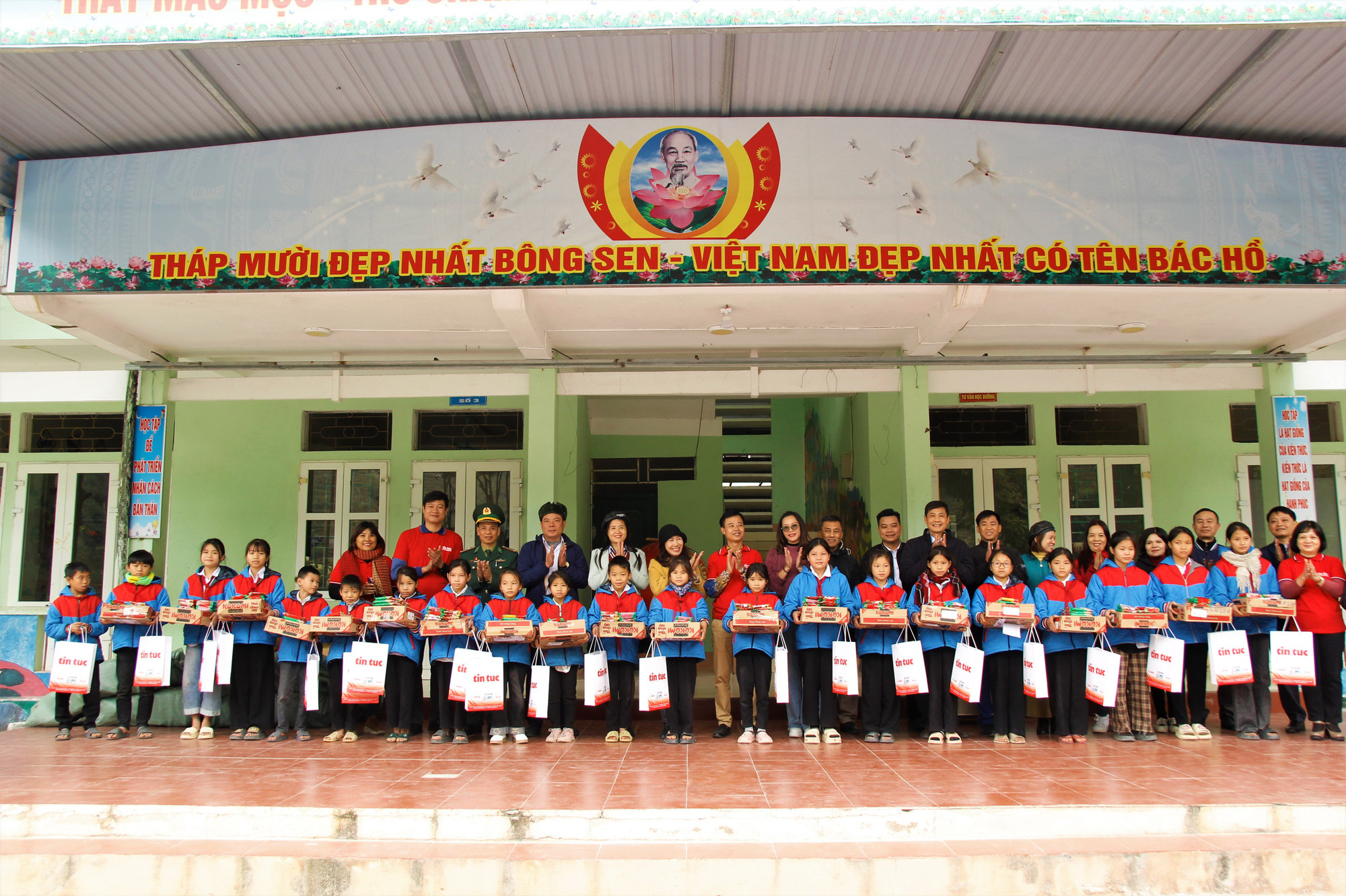 Các em học sinh trường Phổ thông dân tộc bán trú Tiểu học và Trung học cơ sở Xín Chải phấn khởi nhận các phần quà gồm: Mì tôm, xích xích, giày thể thao và áo ấm. Ảnh: Thế Đoàn chuyendein-06.jpg