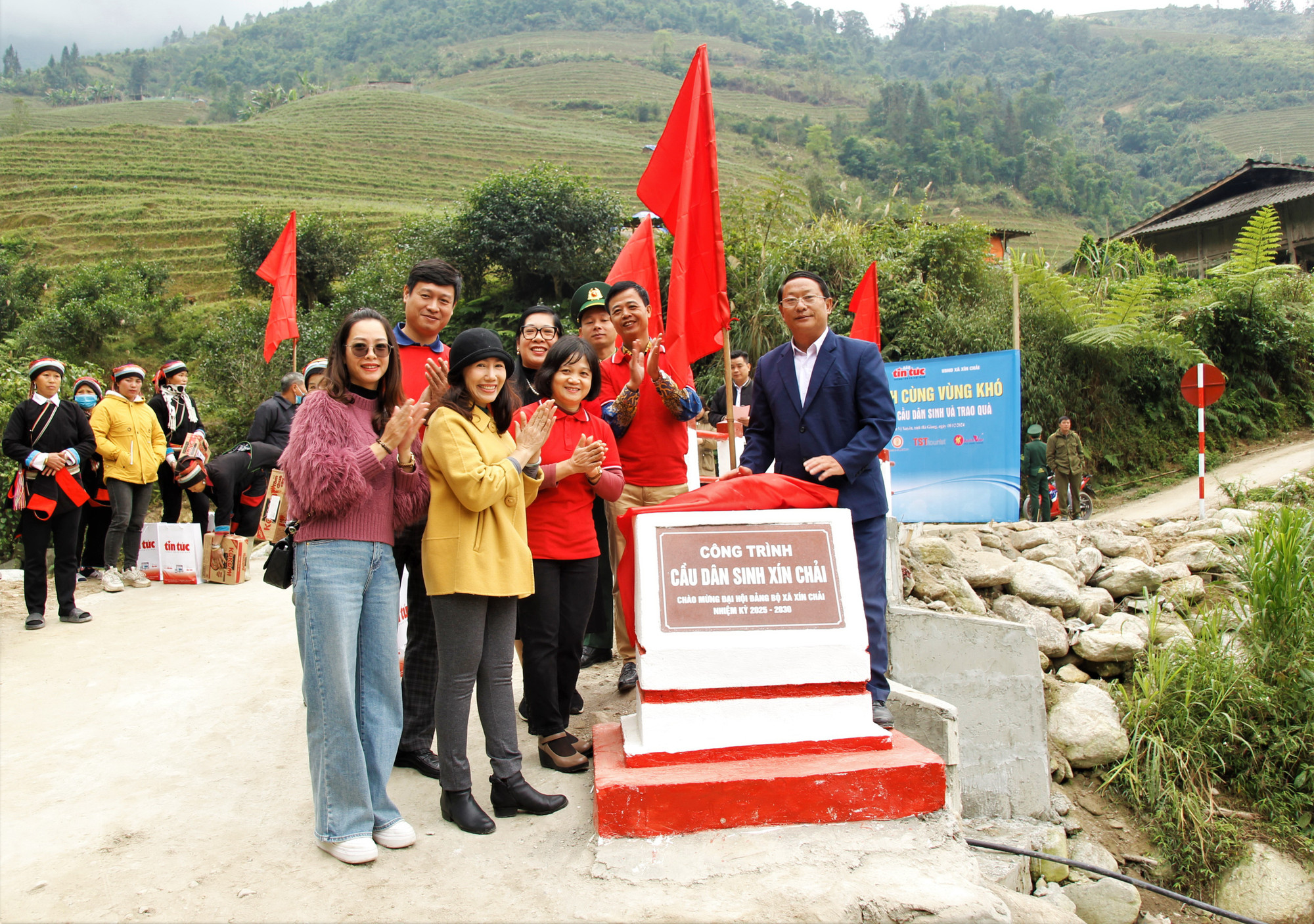 Báo Tin tức (nay là báo Tin tức và Dân tộc) phối hợp với UBND xã Xín Chải, huyện Vị Xuyên, Bộ đội Biên phòng tỉnh Hà Giang và các nhà tài trợ đã tổ chức khánh thành cây cầu dân sinh và trao quà cho người dân thôn Tả Ván, xã Xín Chải, Hà Giang. Ảnh: Thế Đoàn chuyendein-04a.jpg