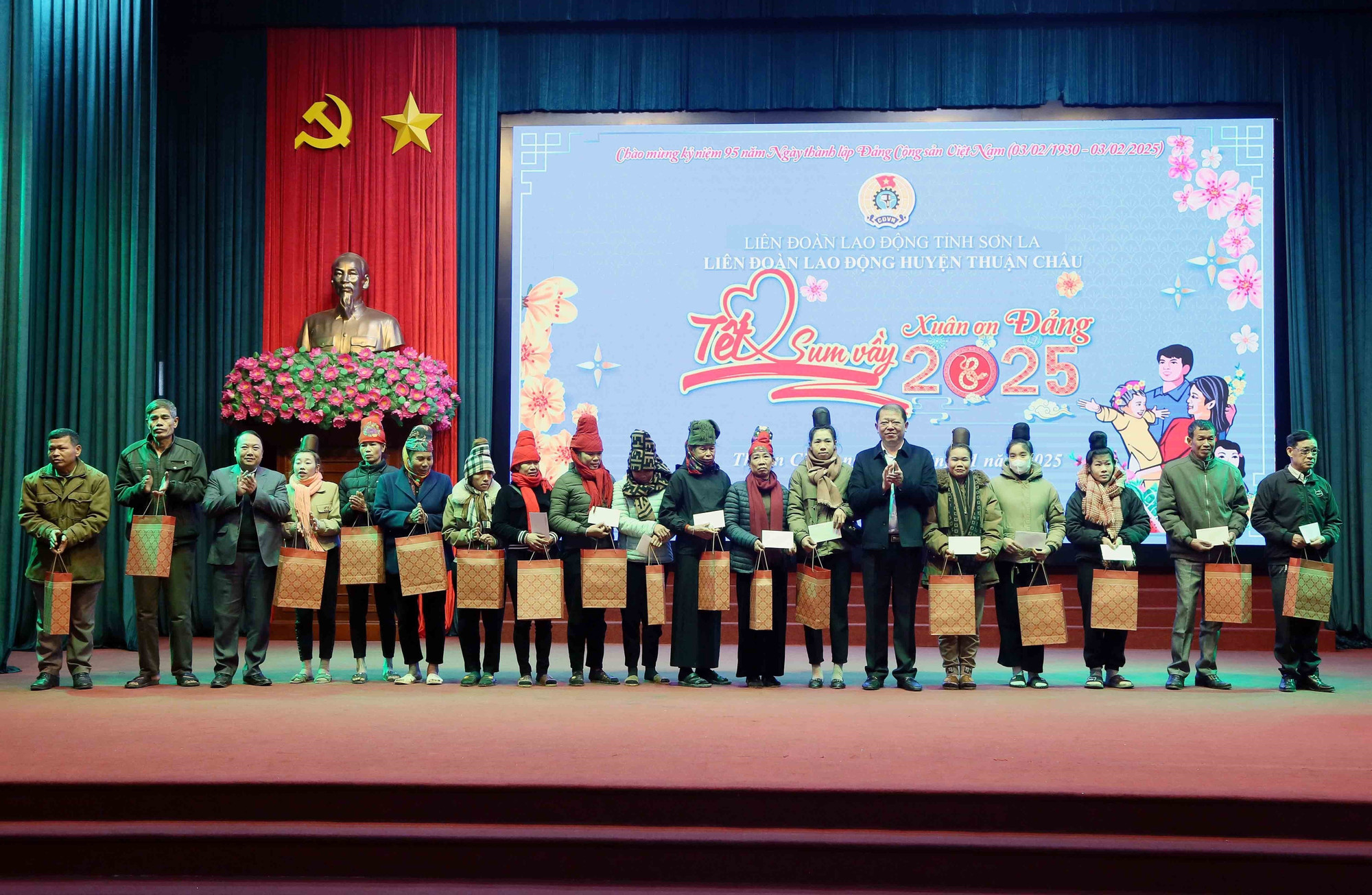Phó Trưởng Ban dân nguyện và Giám sát của Quốc hội Lò Việt Phương và lãnh đạo Huyện ủy, HĐND huyện Thuận Châu tặng quà cho đoàn viên, người lao động trên địa bàn huyện. Ảnh: Quang Quyết – TTXVN chuyendein-01.jpg