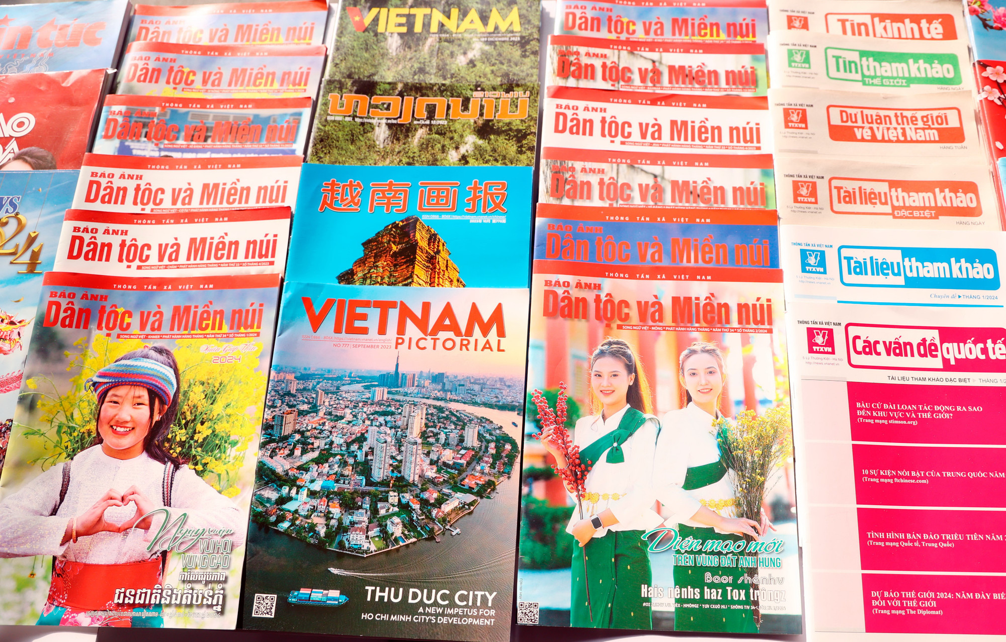 Các ấn phẩm của TTXVN trong đó có Báo ảnh Dân tộc và Miền núi được trưng bày tại Hội báo toàn quốc 2024. Ảnh: An Hiếu chuyendein-17.jpg