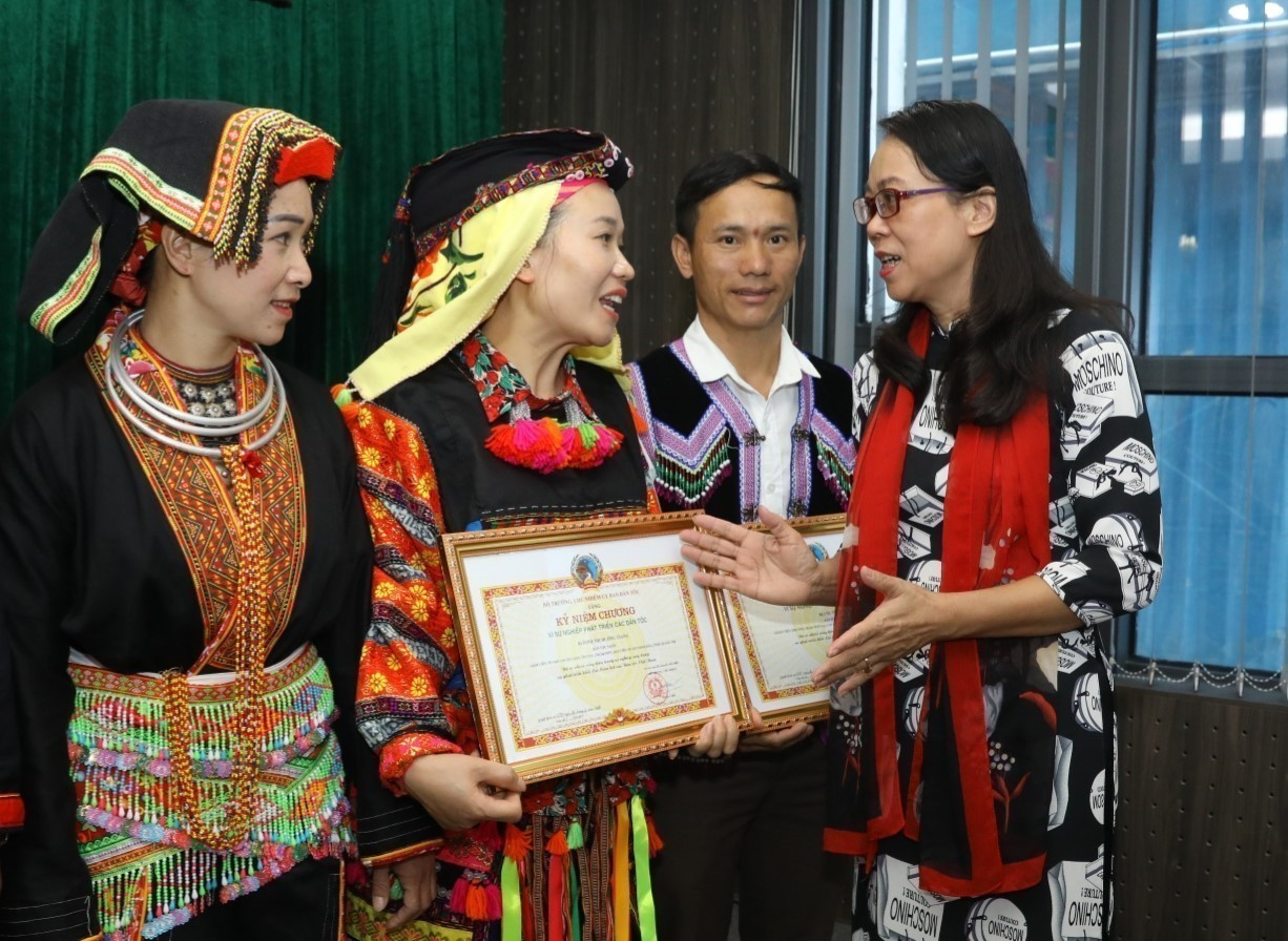 Nguyên Thứ trưởng, Phó Chủ nhiệm Ủy ban Dân tộc (nay là Bộ Dân tộc và Tôn giáo) trao Kỷ niệm chương "Vì sự phát triển các dân tộc" tặng các giáo viên dân tộc thiểu số tiêu biểu. Ảnh: Văn Điệp – TTXVN chuyendein-03a.jpg