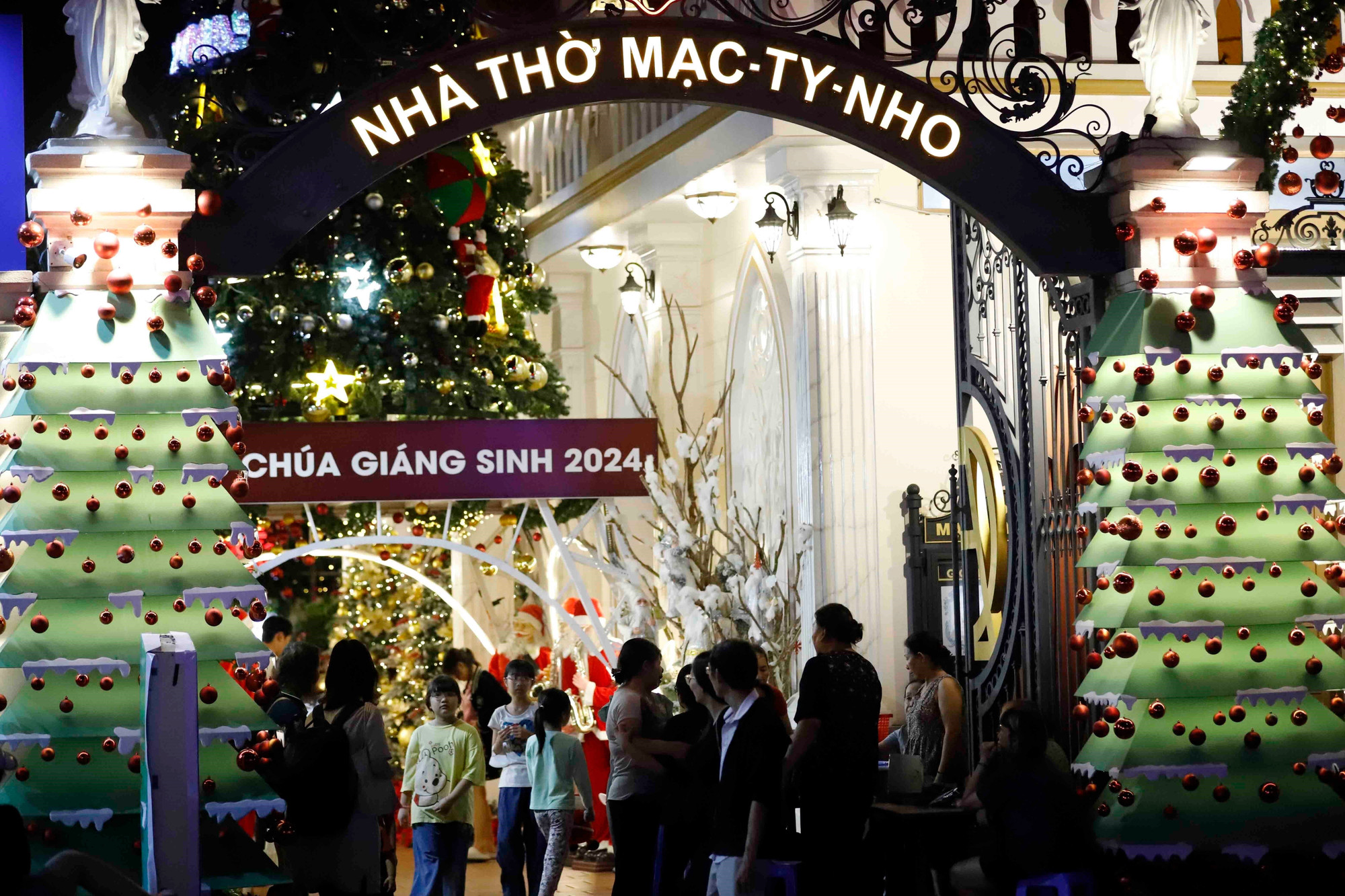 Nhà thờ Mạc-Ty-Nho được trang trí với màu xanh chủ đạo với thông điệp bảo vệ môi trường. Ảnh: Xuân Khu - TTXVN potal-thanh-pho-ho-chi-minh-ron-rang-don-giang-sinh-nam-2024-7773558.jpg