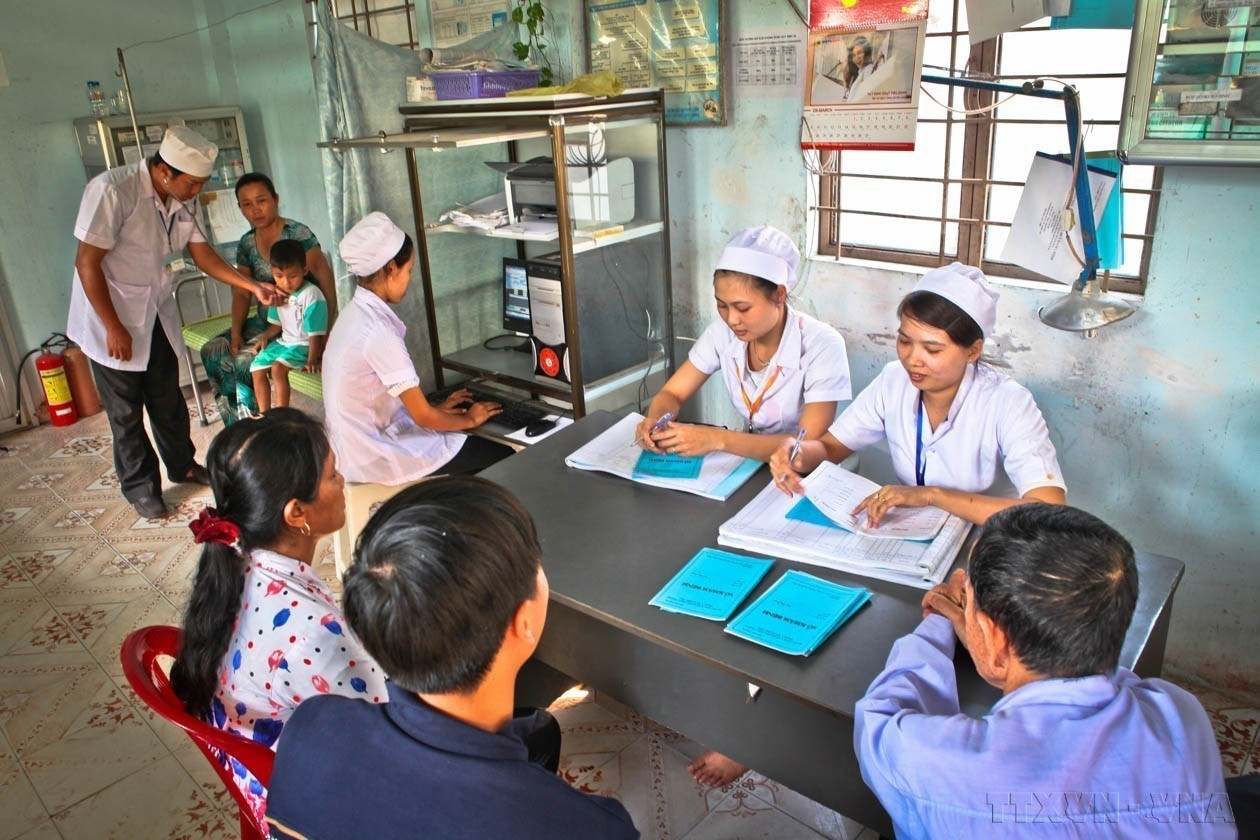 Khám bệnh cho nhân dân tại trạm y tế xã Phú Tân, huyện Châu Thành (Sóc Trăng). Ảnh: Trọng Đạt - TTXVN potal-70-nam-ngay-thay-thuoc-viet-nam-27021955-27022025-y-te-co-so-xuong-song-cua-he-thong-y-te-viet-nam-7852677.jpg