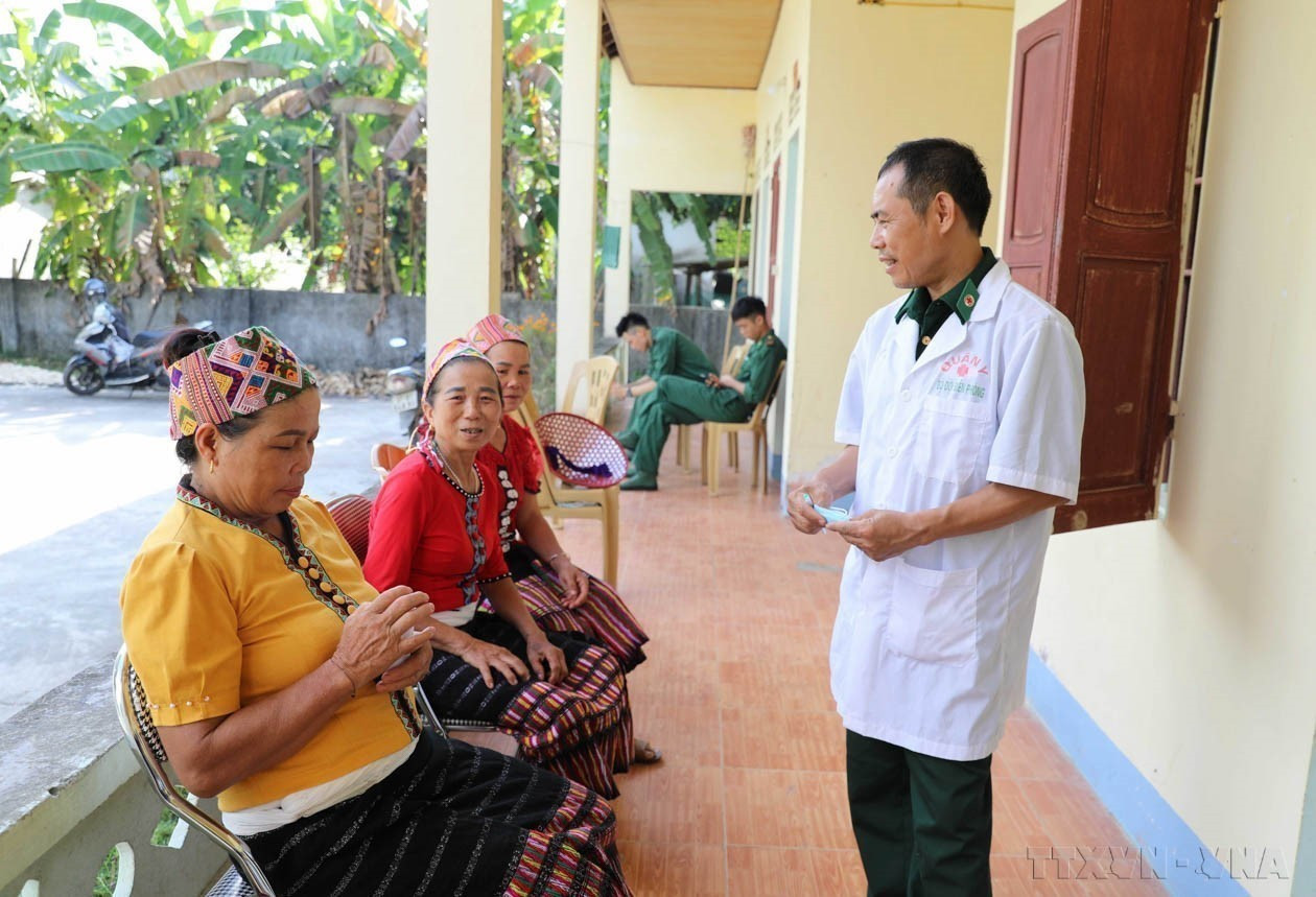 Từ năm 2019 đến nay, Bác sỹ quân y “Tủ thuốc biên cương” đồn biên phòng Phúc Sơn (Nghệ An) khám, chữa bệnh, cấp thuốc miễn phí cho khoảng 5.000 lượt người dân, kịp thời sơ cứu ban đầu cho các trường hợp bị tai nạn giao thông, tai nạn lao động, đuối nước... qua đó tạo dựng được sự tin yêu của cán bộ và nhân dân địa phương đối với đơn vị. Ảnh: Xuân Tiến - TTXVN potal-70-nam-ngay-thay-thuoc-viet-nam-27021955-27022025-y-te-co-so-xuong-song-cua-he-thong-y-te-viet-nam-7852661.jpg