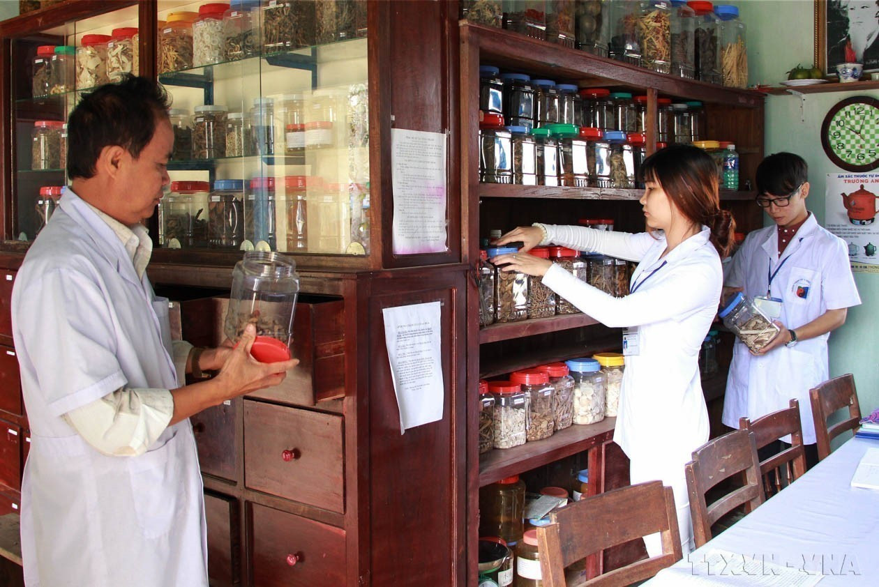 Hầu hết các Trạm y tế tuyến xã của tỉnh Đắk Lắk đều được cung cấp các trang thiết bị, thuốc phục vụ tốt yêu cầu khám chữa bệnh chăm sóc sức khỏe ban đầu cho nhân dân. Trong ảnh: Phòng khám Đông y kết hợp trong trạm y tế xã (2015). Ảnh: Phạm Cường-TTXVN potal-70-nam-ngay-thay-thuoc-viet-nam-27021955-27022025-y-te-co-so-xuong-song-cua-he-thong-y-te-viet-nam-7852611.jpg