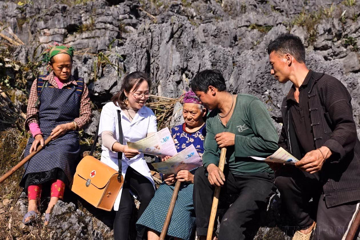 potal-70-nam-ngay-thay-thuoc-viet-nam-27021955-27022025-y-te-co-so-xuong-song-cua-he-thong-y-te-viet-nam-7852721.jpg