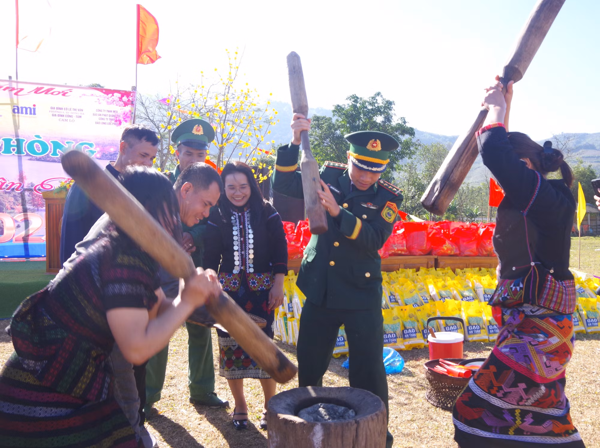 potal-xuan-bien-phong-am-long-dan-ban-tai-quang-tri-7796196.jpg