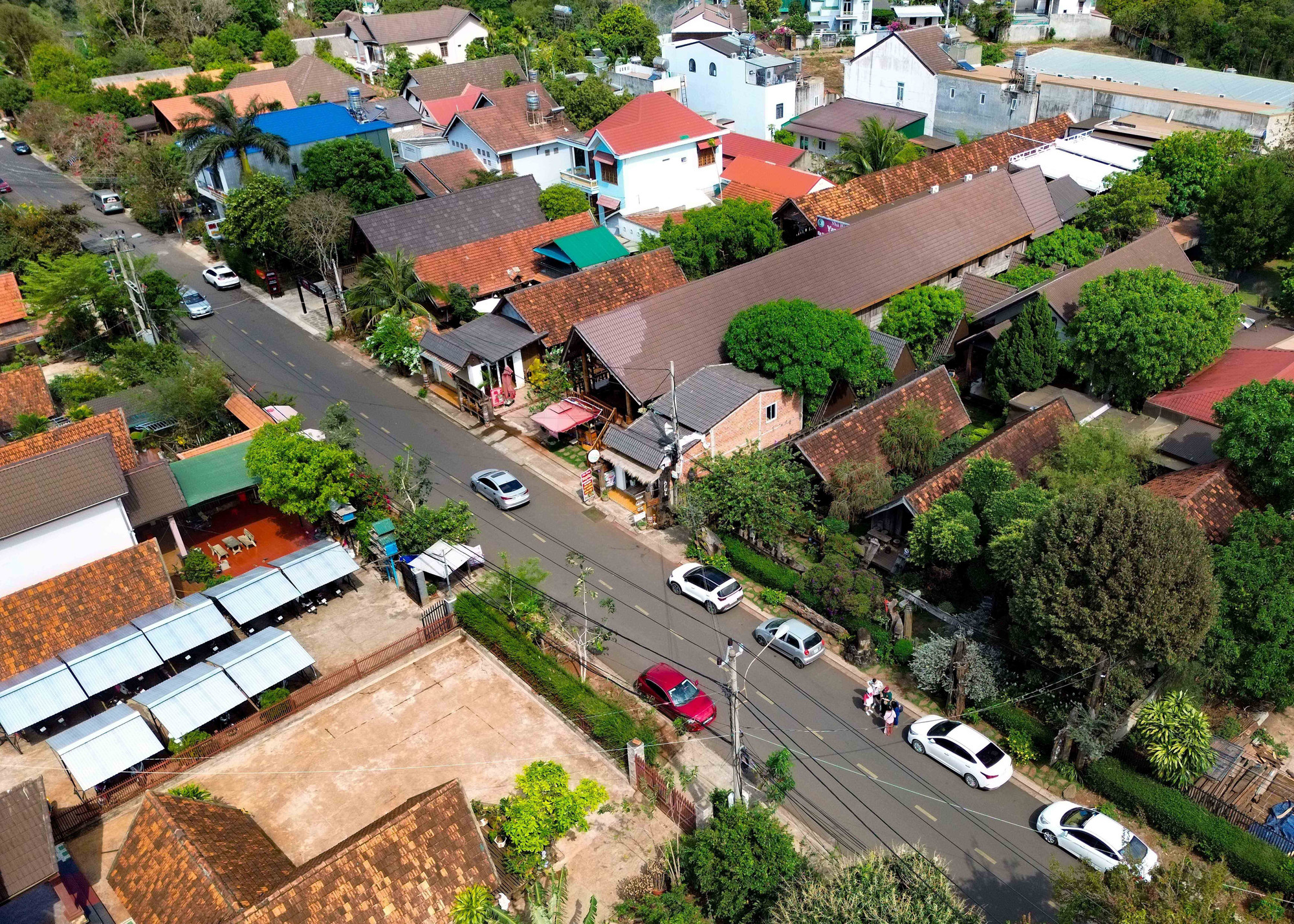 Trong dòng chảy nhộn nhịp của đô thị, buôn Akŏ Dhông mang dáng dấp riêng với khung cảnh yên bình, thoáng đãng, vừa có nét cổ xưa, vừa có nét hiện đại. Ảnh: Thanh Tùng - TTXVN cp1-potal-buon-du-lich-cong-dong-ako-dhong-diem-den-an-tuong-trong-long-buon-ma-thuot-7930833.jpg
