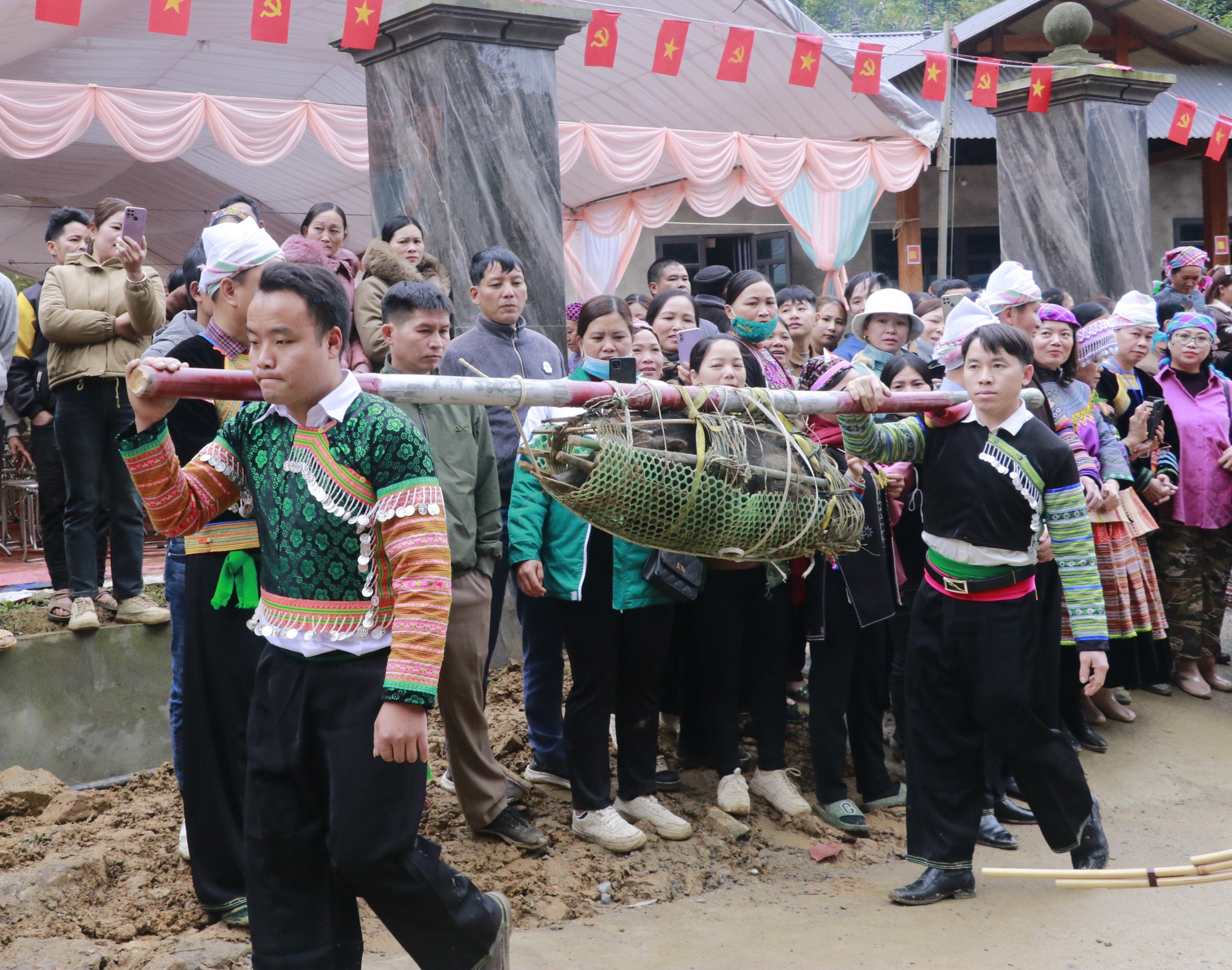Nghi lễ rước lợn rừng lên khu rừng cấm. Ảnh: Đinh Thùy-TTXVN potal-loi-the-giu-rung-cua-nguoi-mong-giua-dai-ngan-na-hau-7877665.jpg
