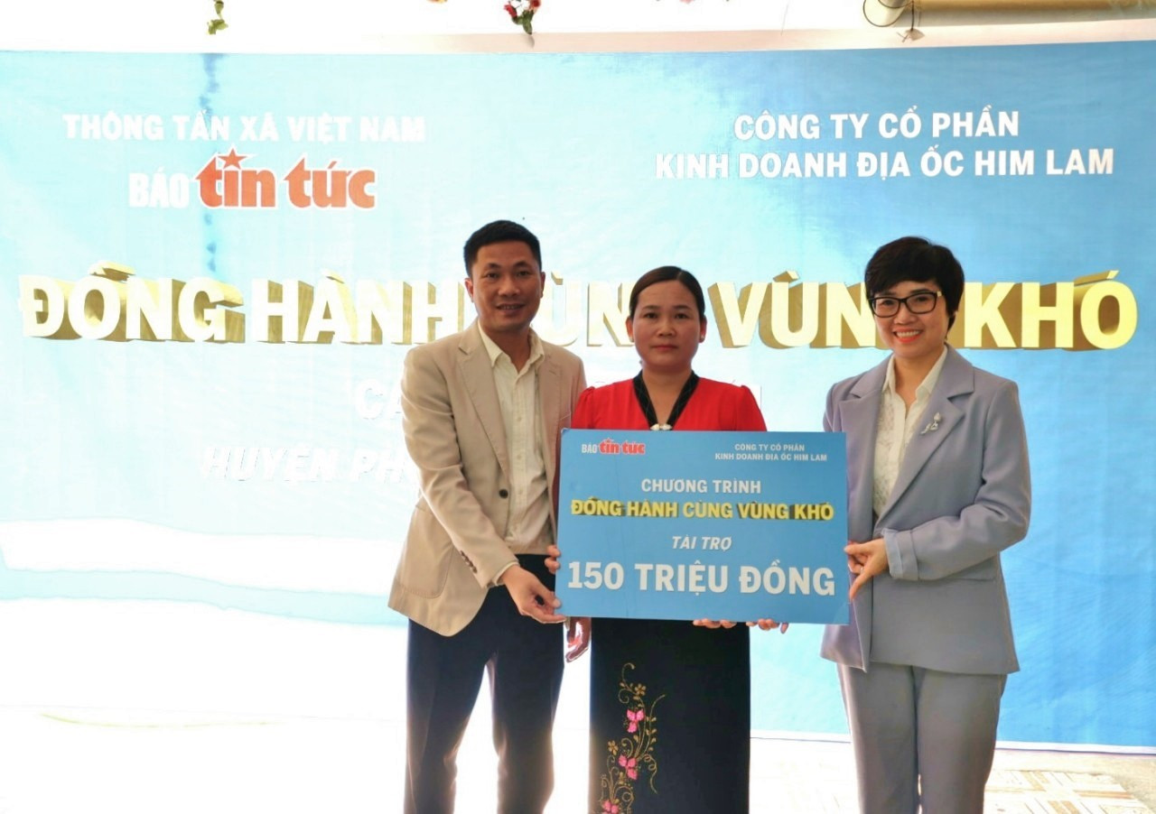 Tổng biên tập báo Tin tức Ninh Hồng Nga bàn giao hạng mục tài trợ cho các trường. donghanh1.jpg