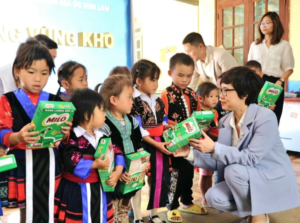 Tổng biên tập báo Tin tức (nay là báo Tin tức và Dân tộc) Ninh Hồng Nga trao những món quà thiết thực đến tay các học trò vùng khó tại Điểm trường Mầm non Mù Sang xã Dào San (huyện Phong Thổ, tỉnh Lai Châu), tháng 4/2023 donghanh2.jpg
