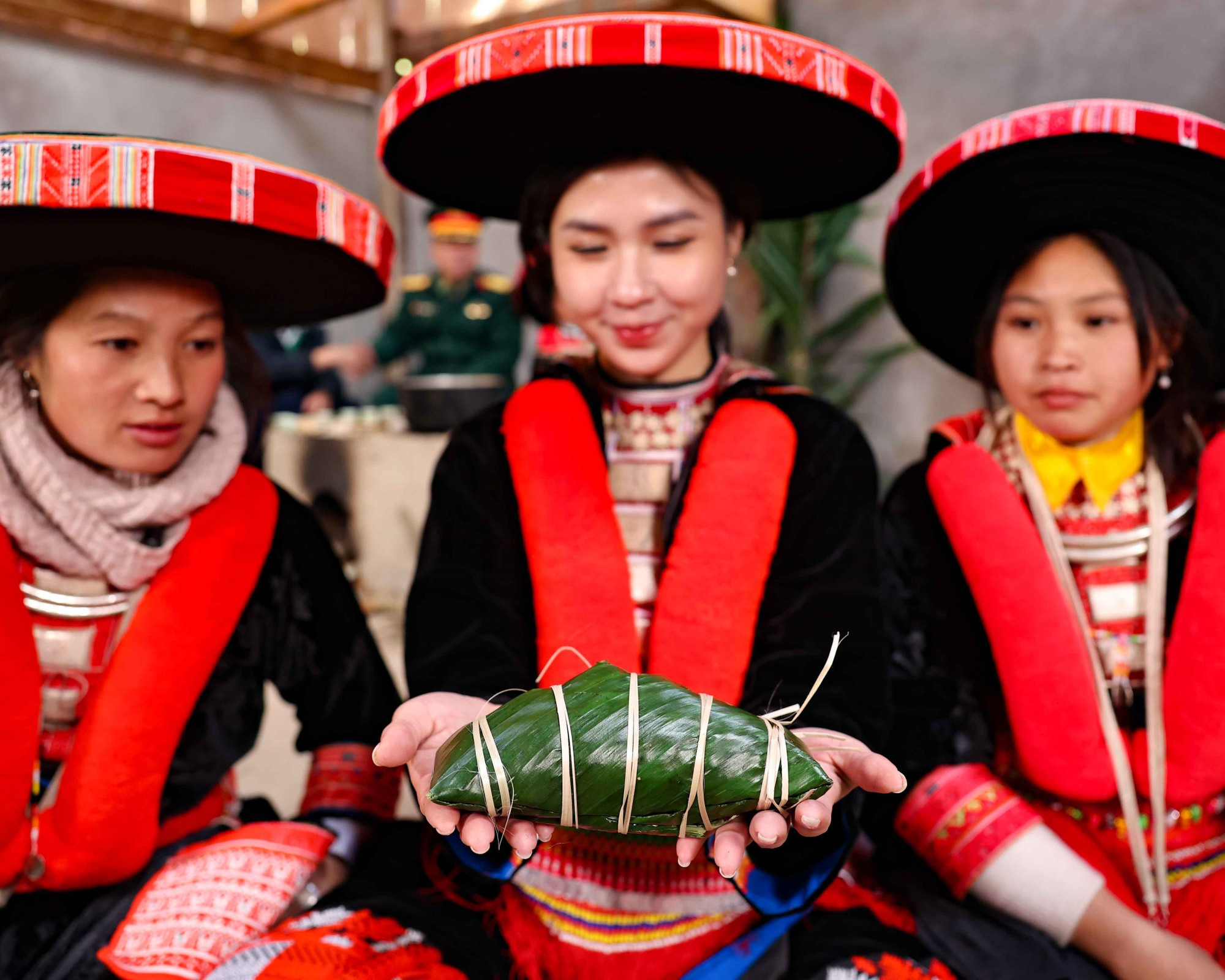 Gói bánh chưng Tết cùng người Dao đỏ ở Nguyên Bình