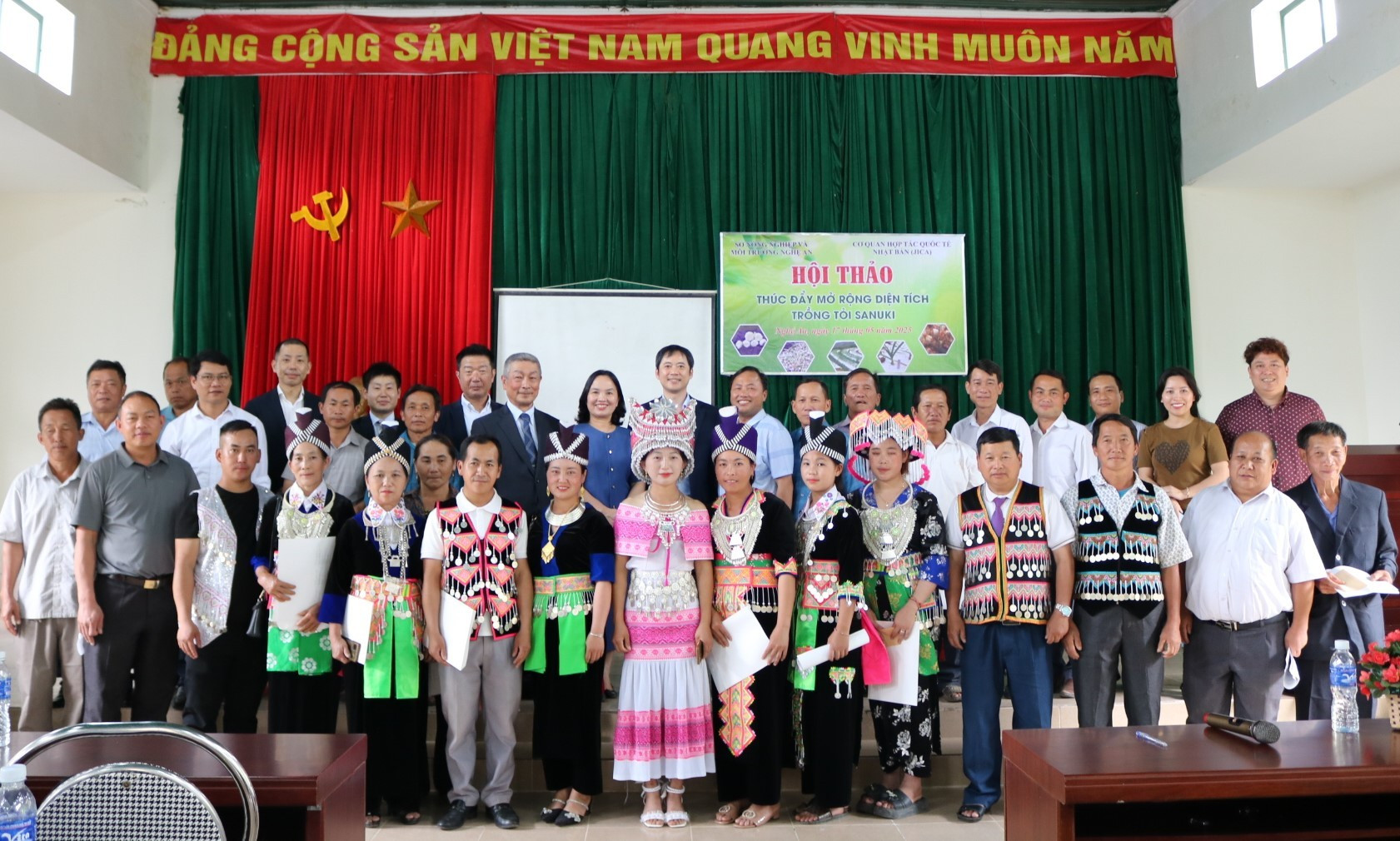 Đại diện đến từ 46 hộ dân sinh sống quanh khu vực xã Na Ngoi, phần lớn trong số họ là người dân tộc thiểu số có quan tâm tới kỹ thuật trồng tỏi Sanuki cũng như có nguyện vọng tham gia vào hoạt động của dự án. 7.jpg